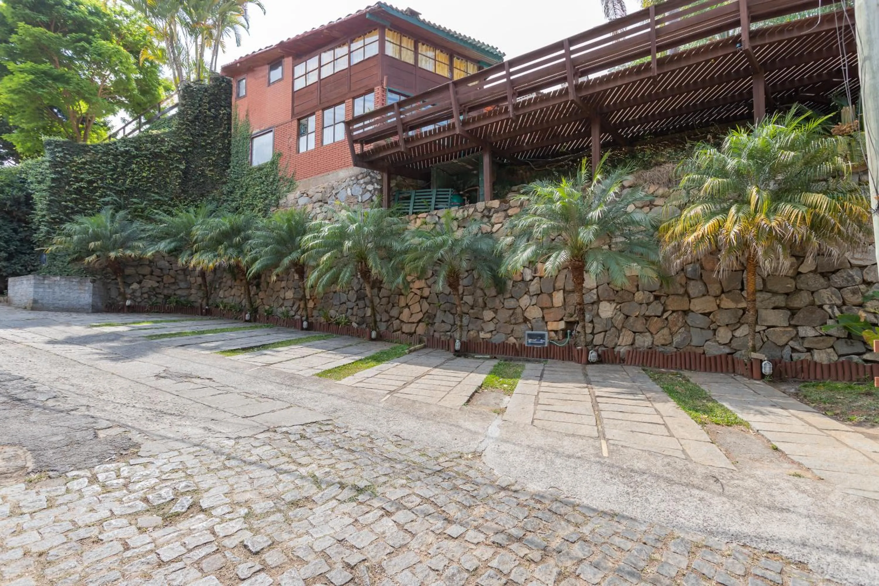 Facade/entrance in Wood House