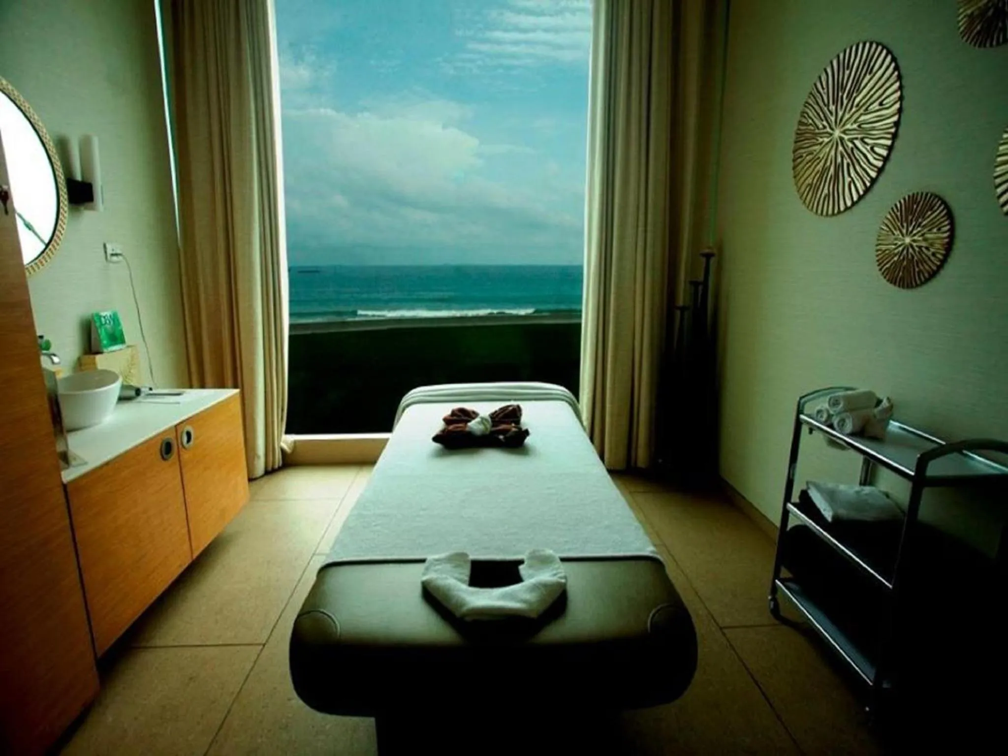 Spa and wellness centre/facilities, Bed in Novotel Visakhapatnam Varun Beach