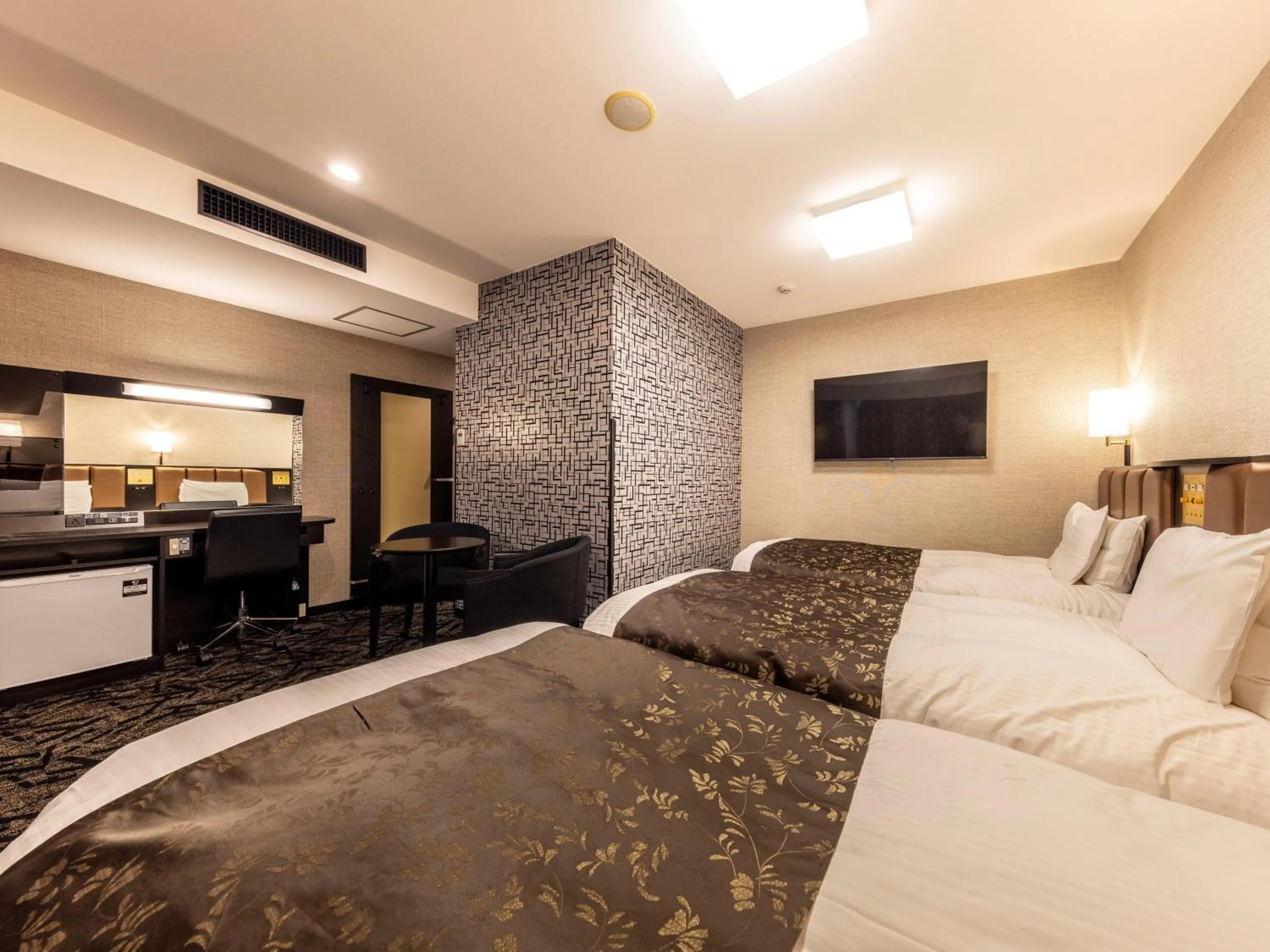 Photo of the whole room, Bed in APA Hotel Kagadaishoji Ekimae