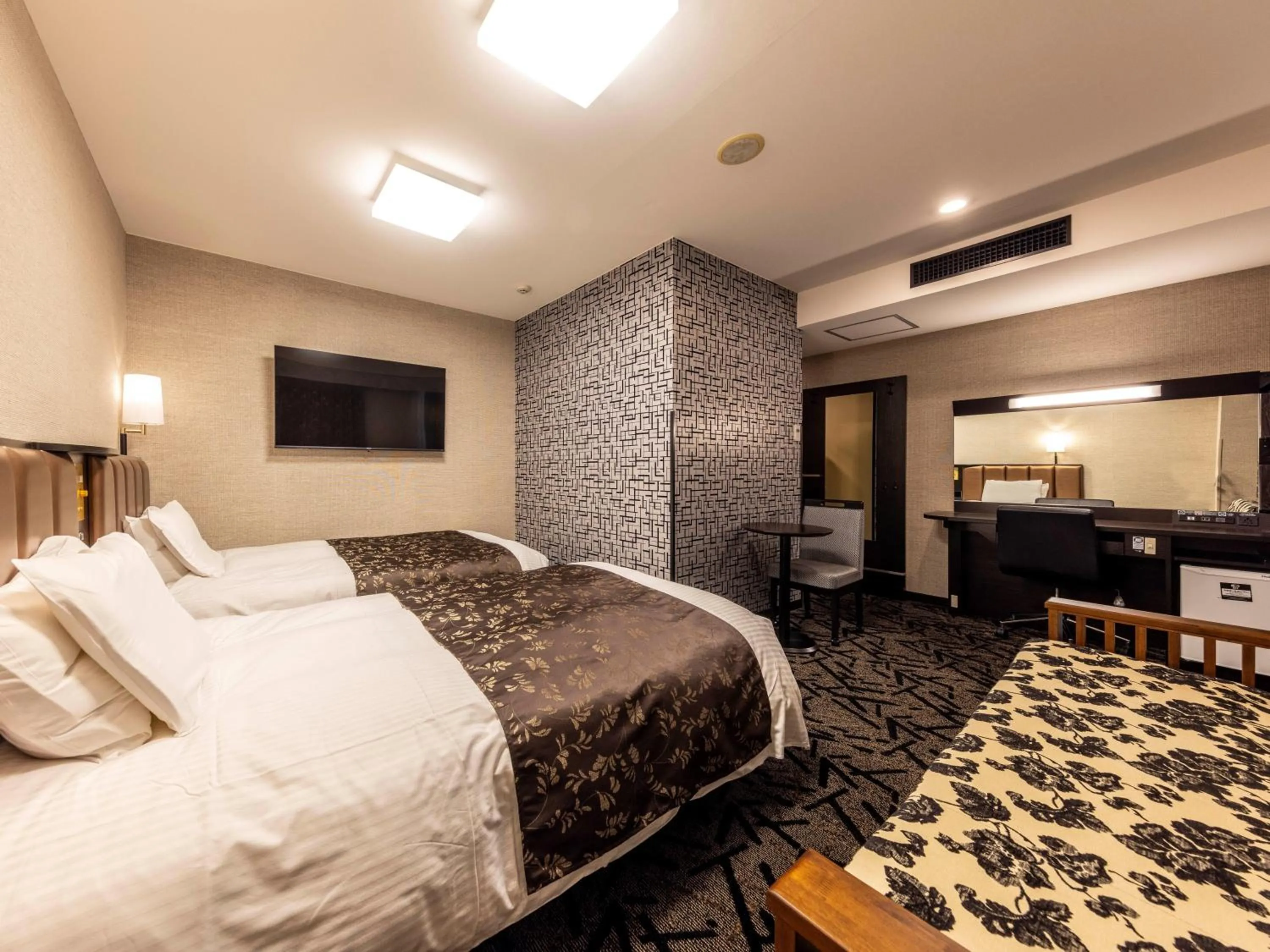 Photo of the whole room, Bed in APA Hotel Kagadaishoji Ekimae