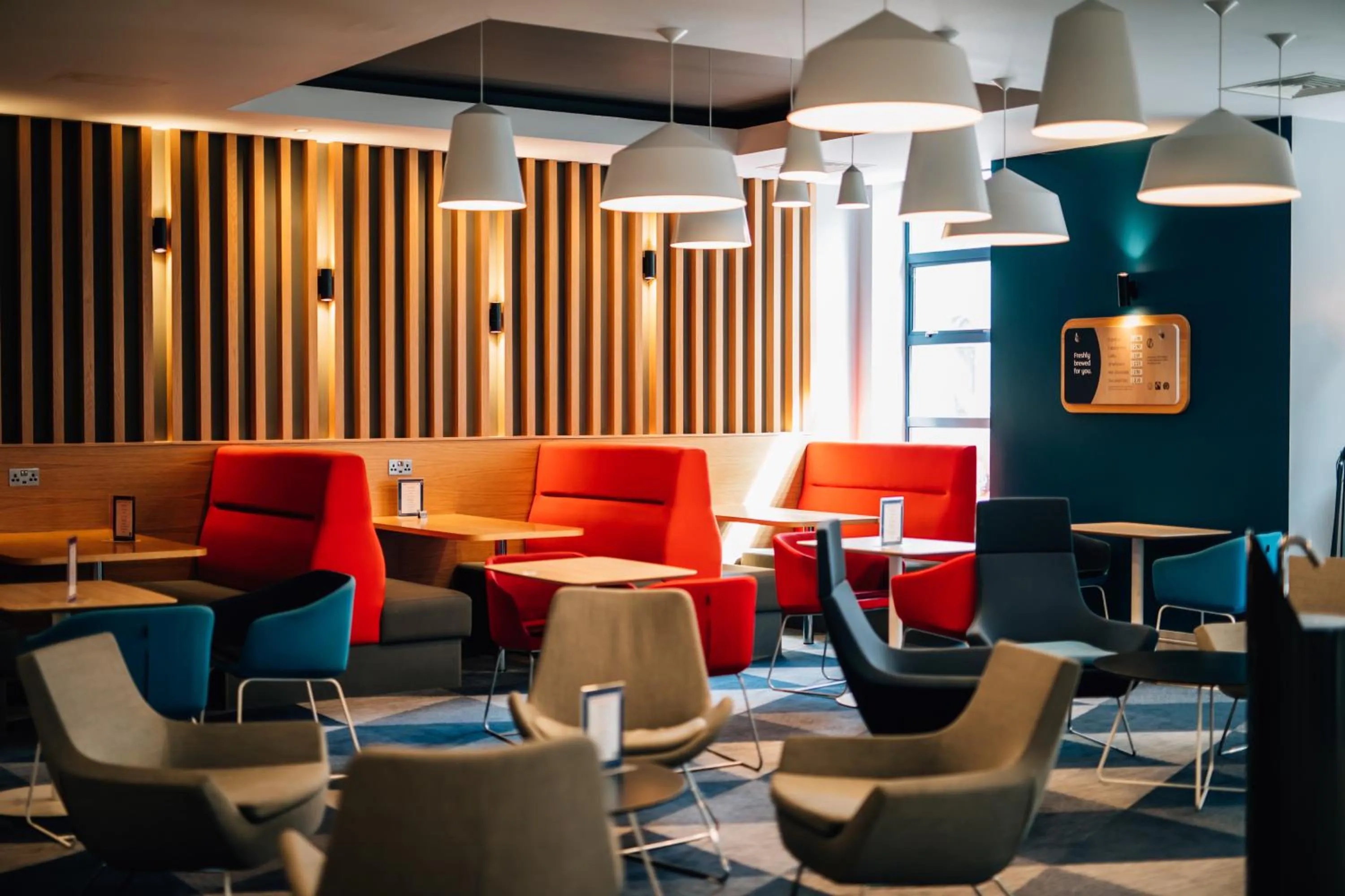 Lobby or reception in Holiday Inn Express Belfast City by IHG