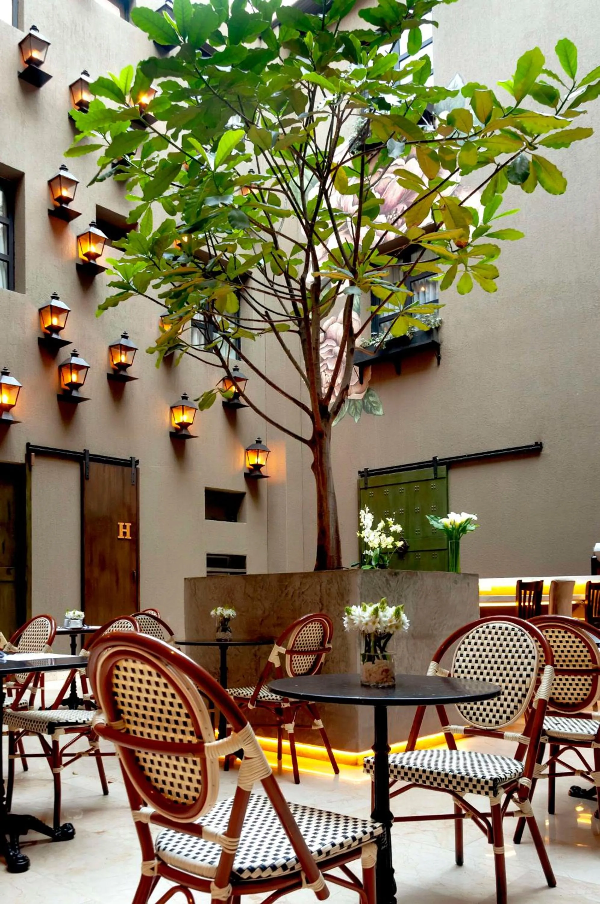 Restaurant/places to eat in NH Boulevard del Río Cali