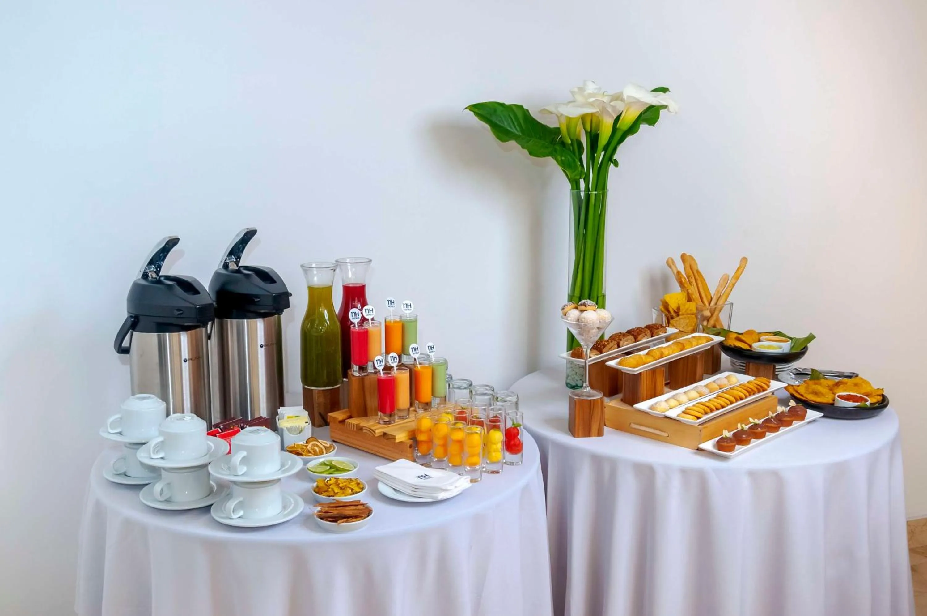 Food and drinks in NH Boulevard del Río Cali