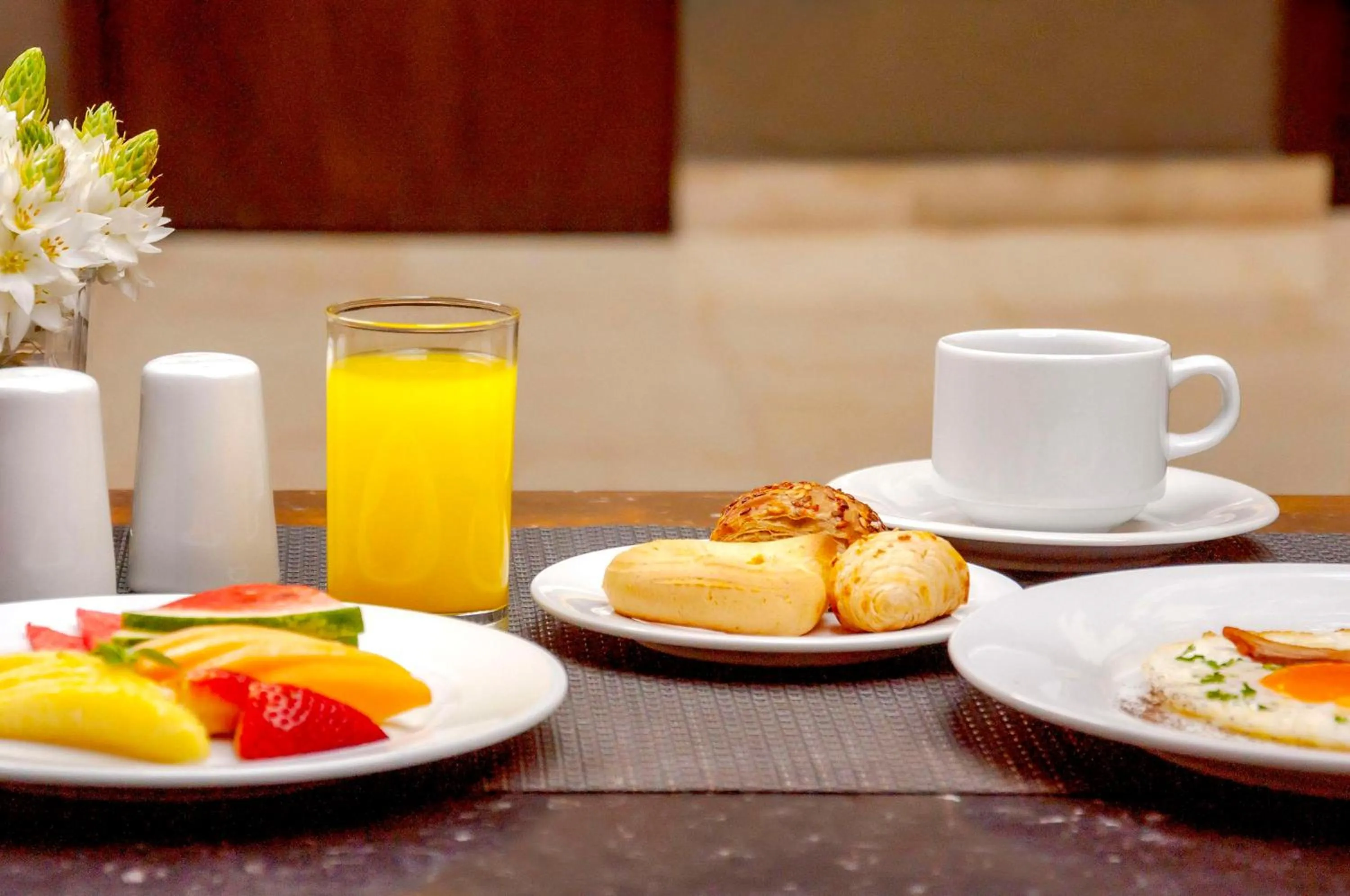 Restaurant/places to eat in NH Boulevard del Río Cali