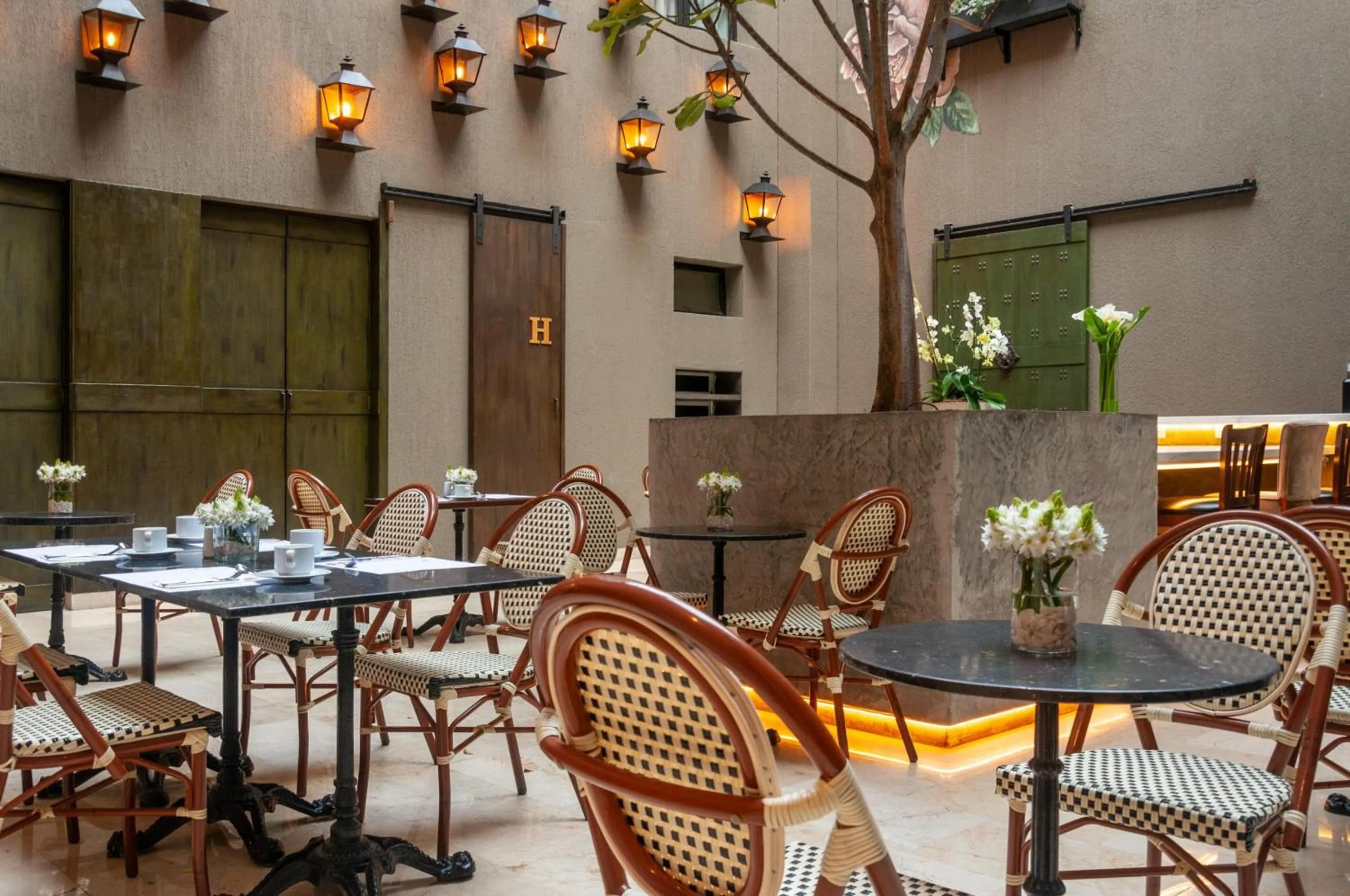 Restaurant/places to eat in NH Boulevard del Río Cali