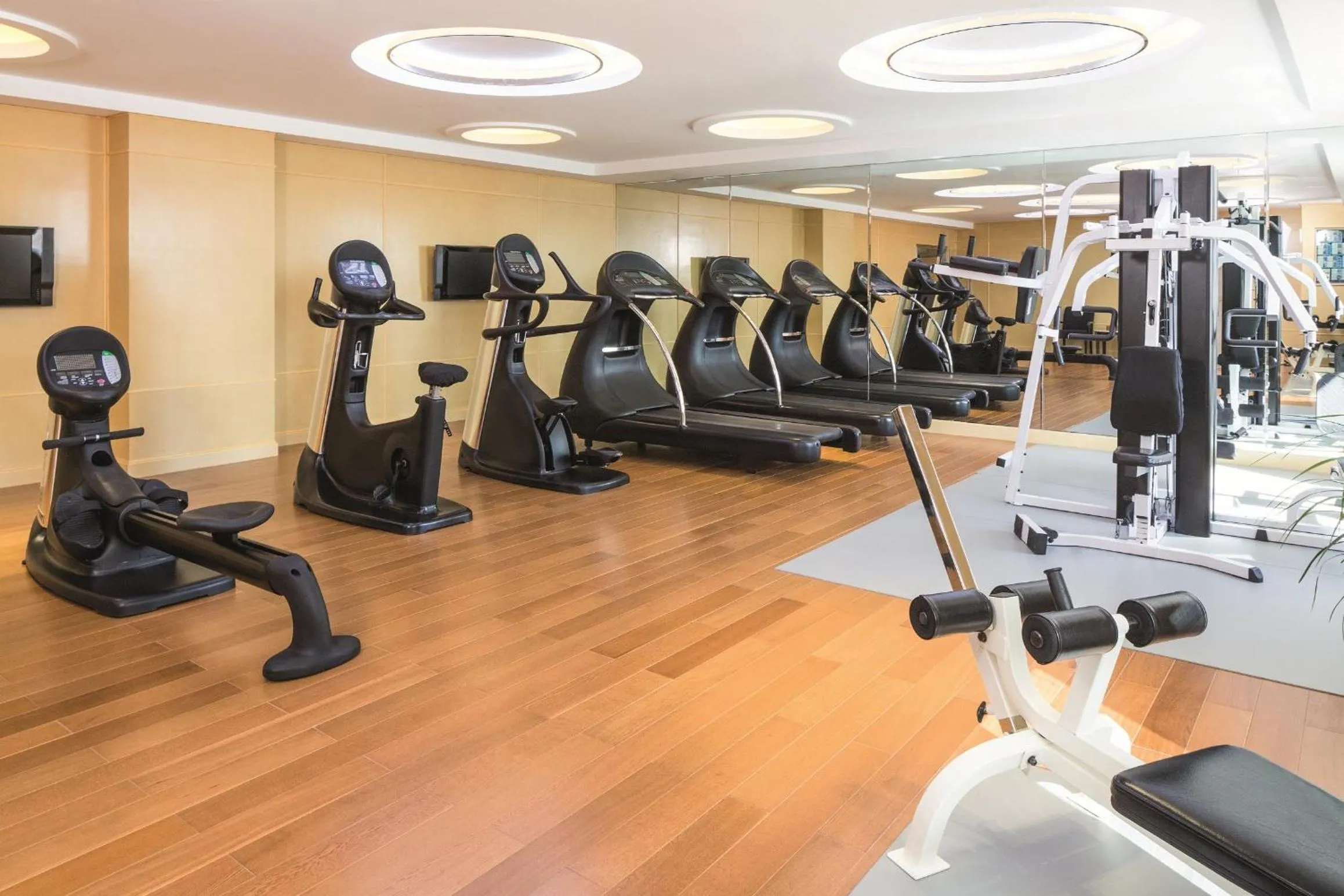 Fitness centre/facilities in Grand Mercure Hotel Hualing