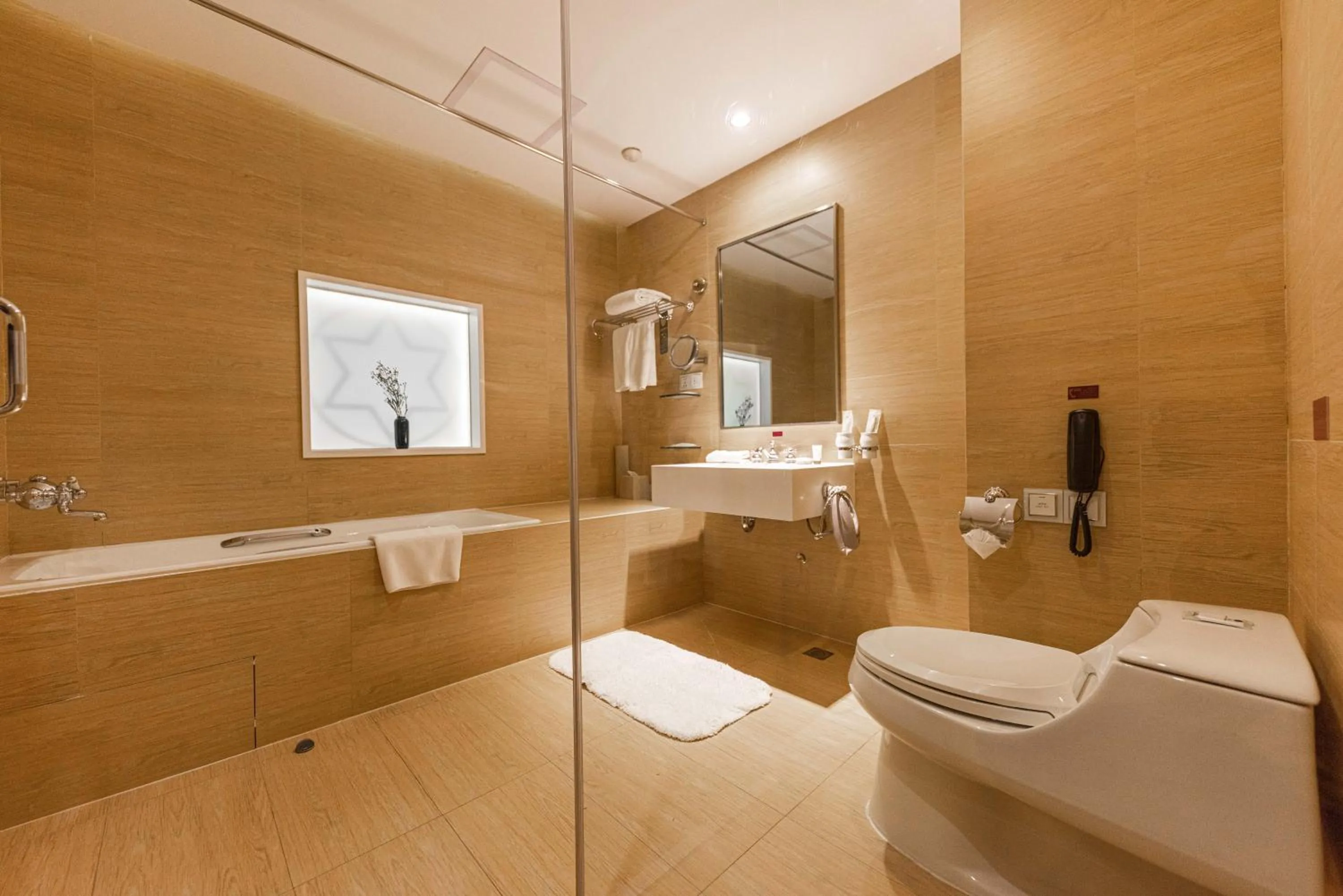 Toilet in Grand Mercure Hotel Hualing