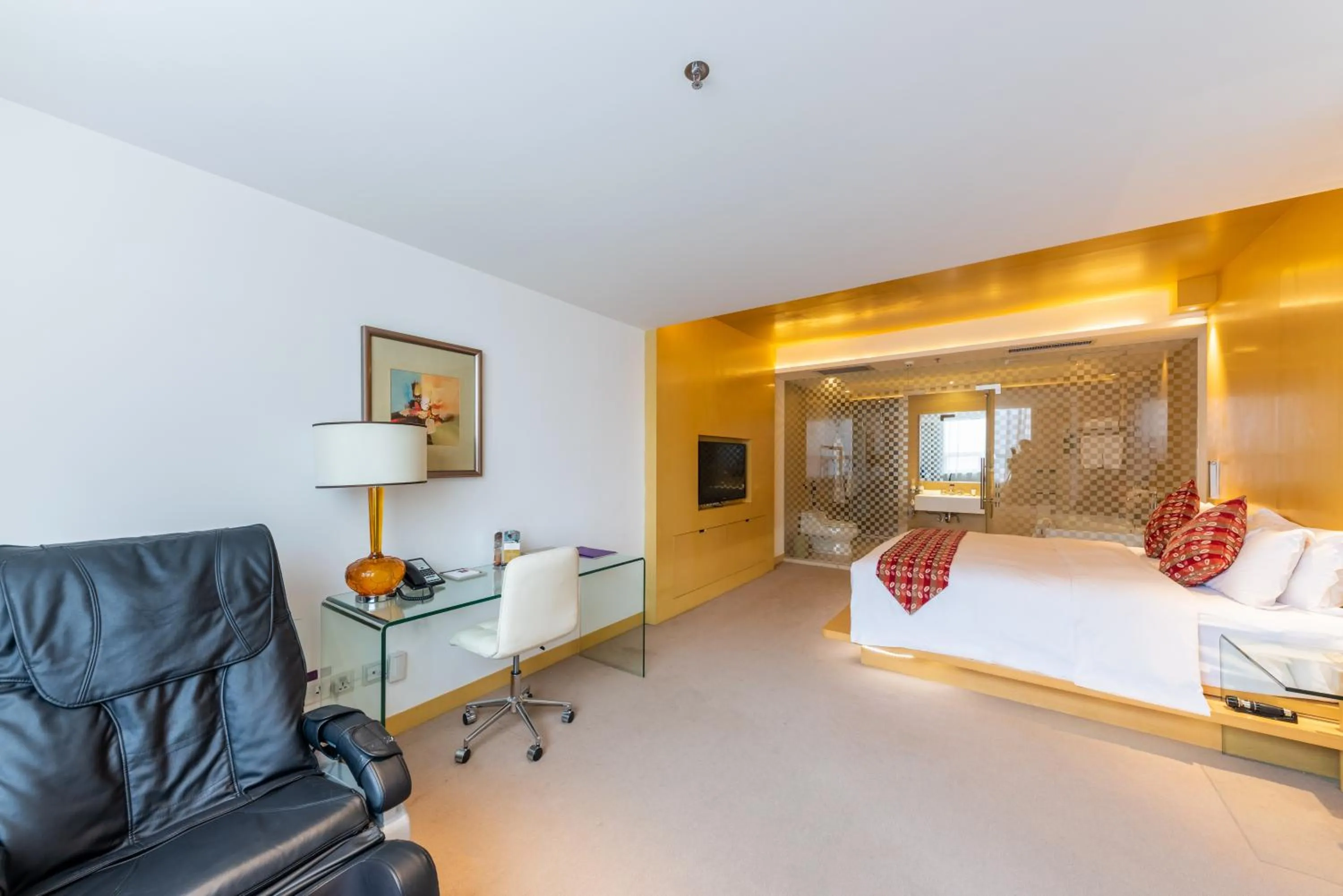 Photo of the whole room in Grand Mercure Hotel Hualing