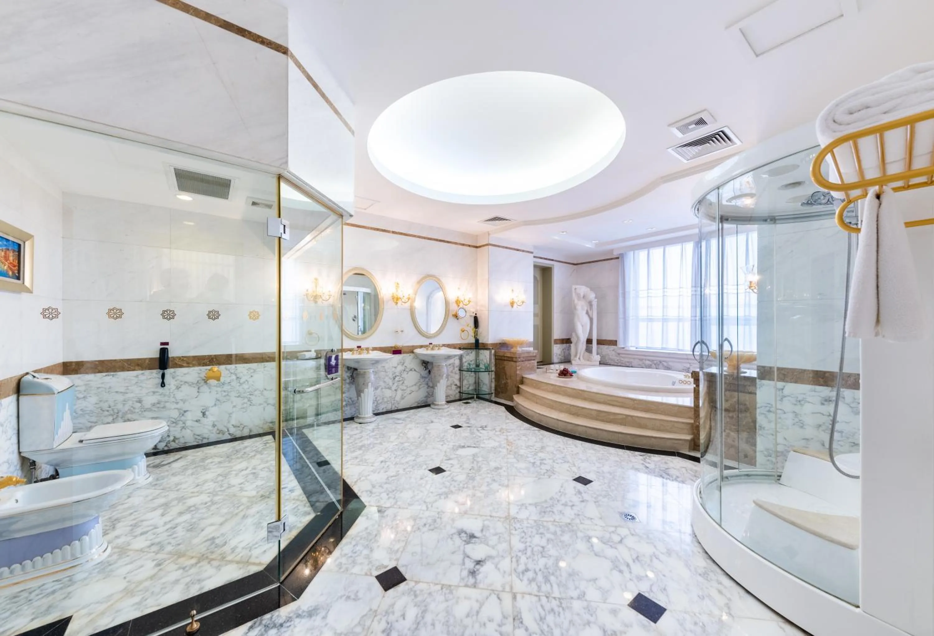 Hot Tub in Grand Mercure Hotel Hualing