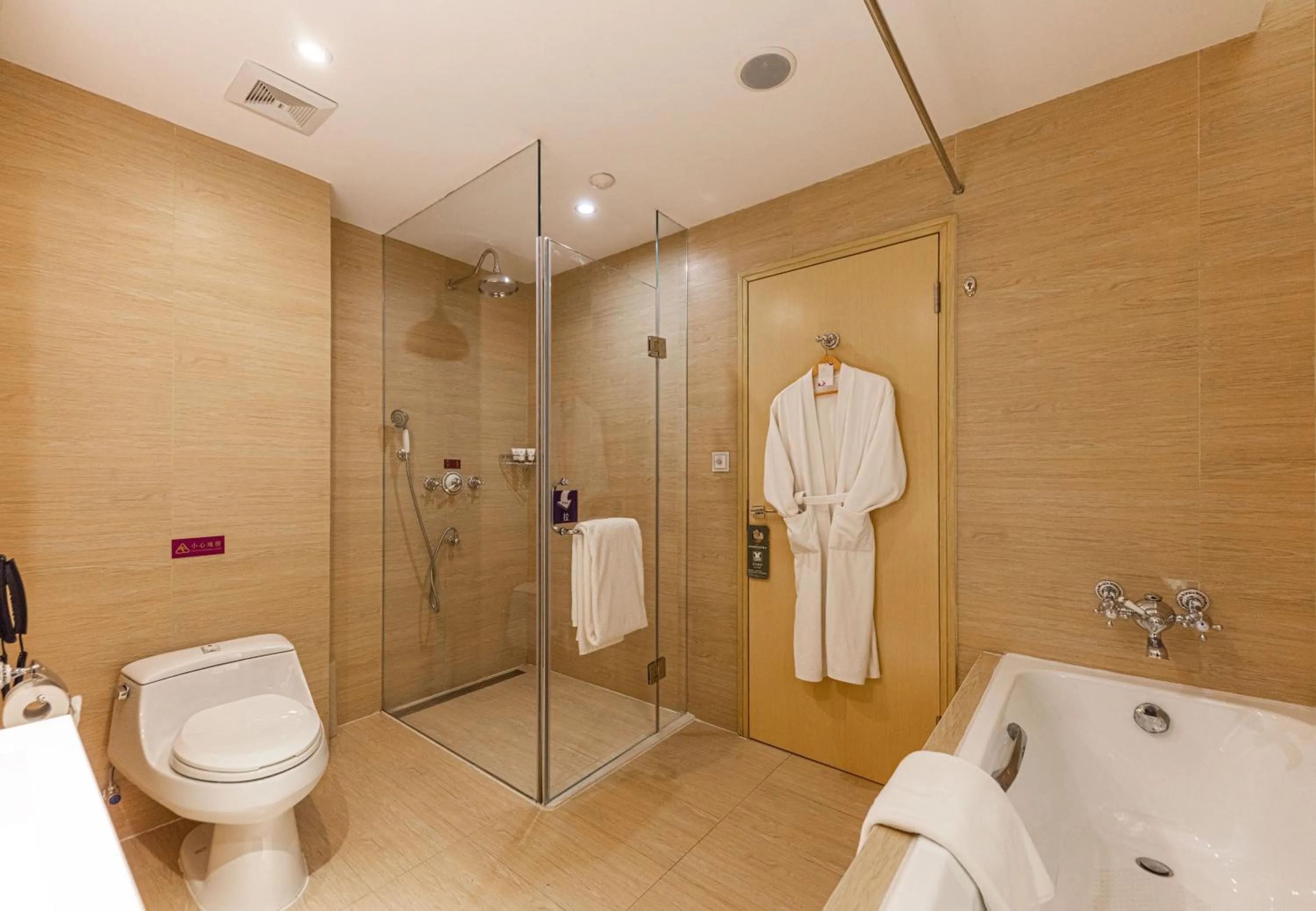 Toilet in Grand Mercure Hotel Hualing