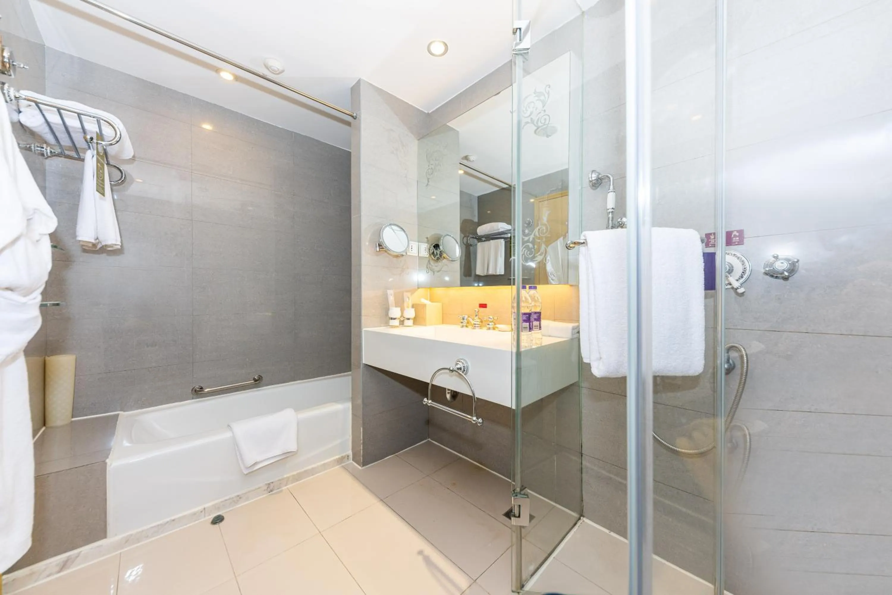 Shower in Grand Mercure Hotel Hualing