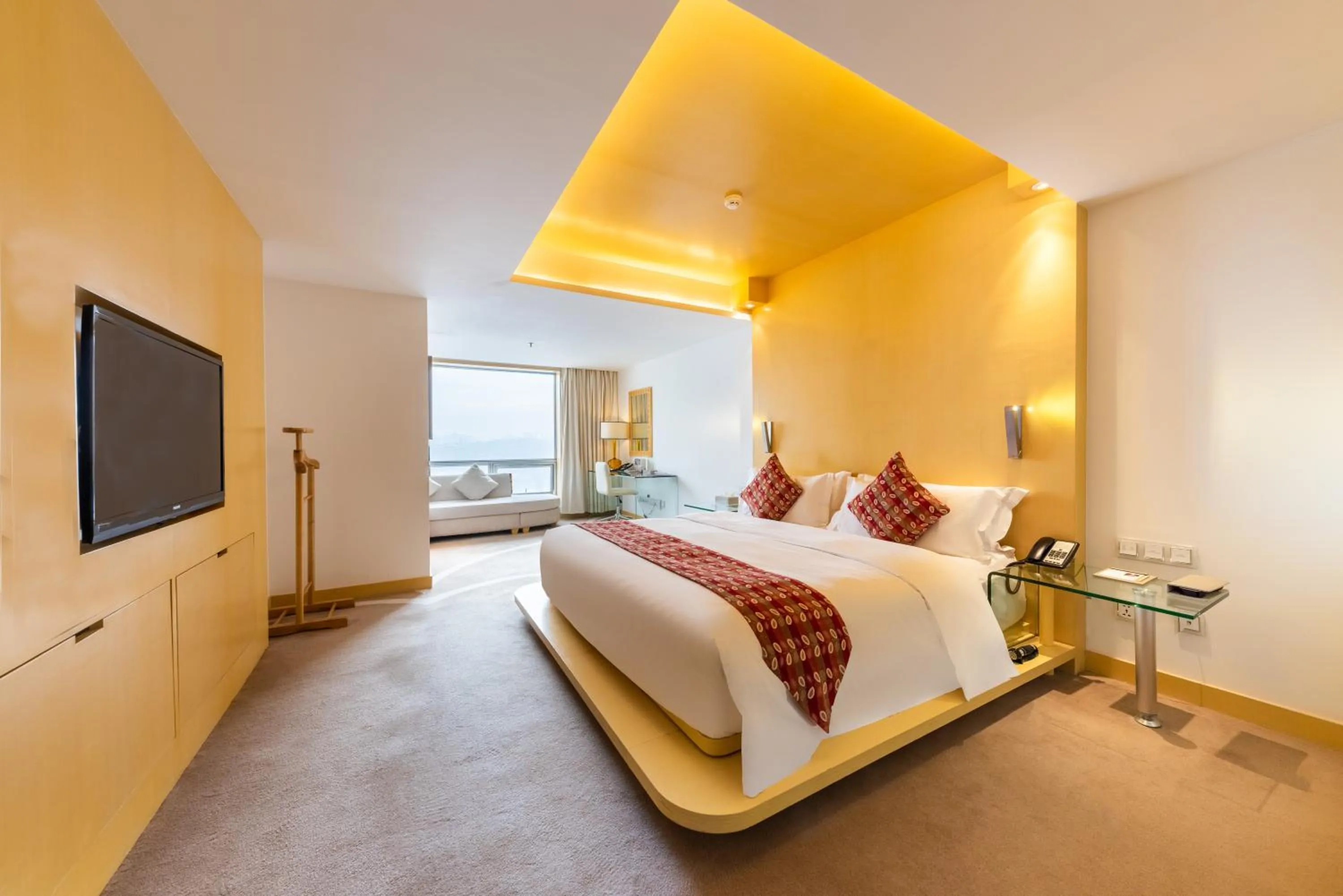 Communal lounge/ TV room in Grand Mercure Hotel Hualing