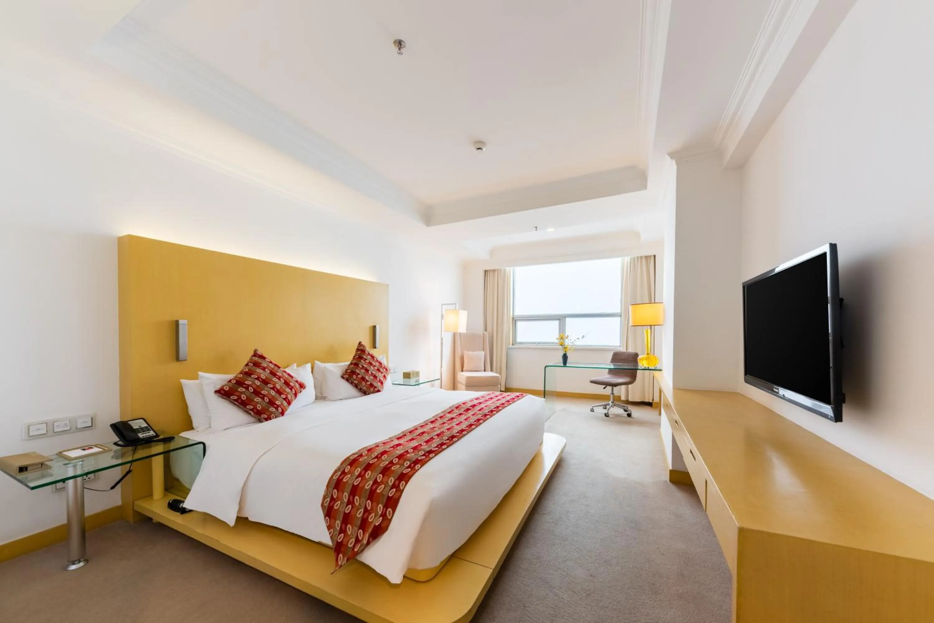 Bed in Grand Mercure Hotel Hualing