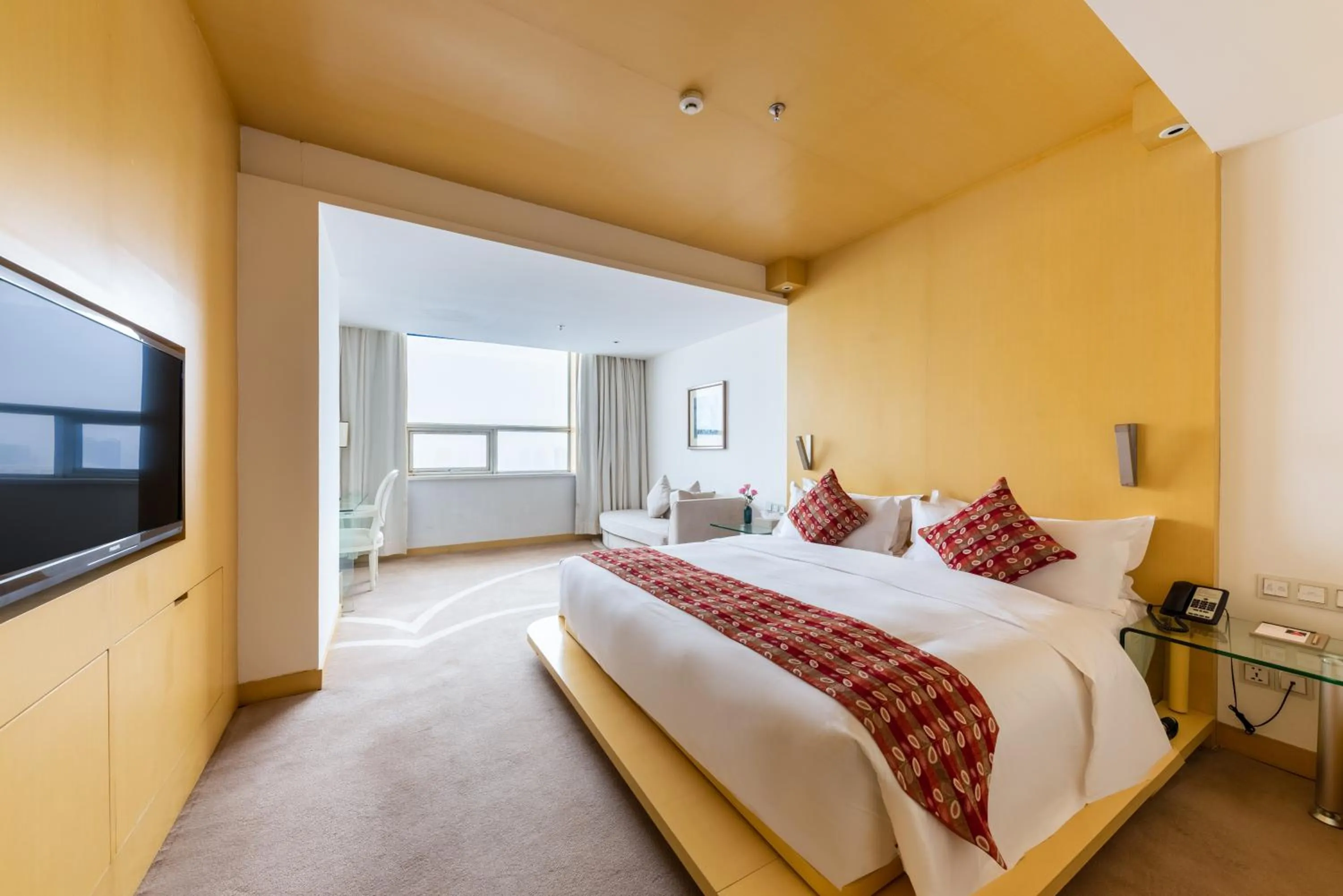 Bed in Grand Mercure Hotel Hualing