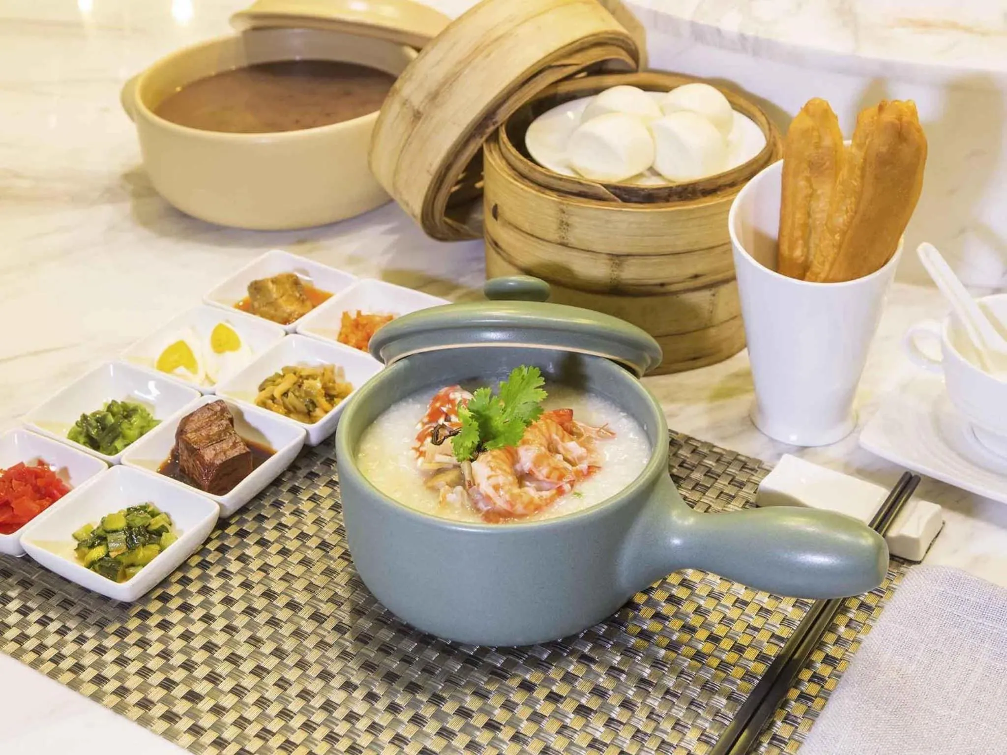 Restaurant/places to eat in Grand Mercure Hotel Hualing