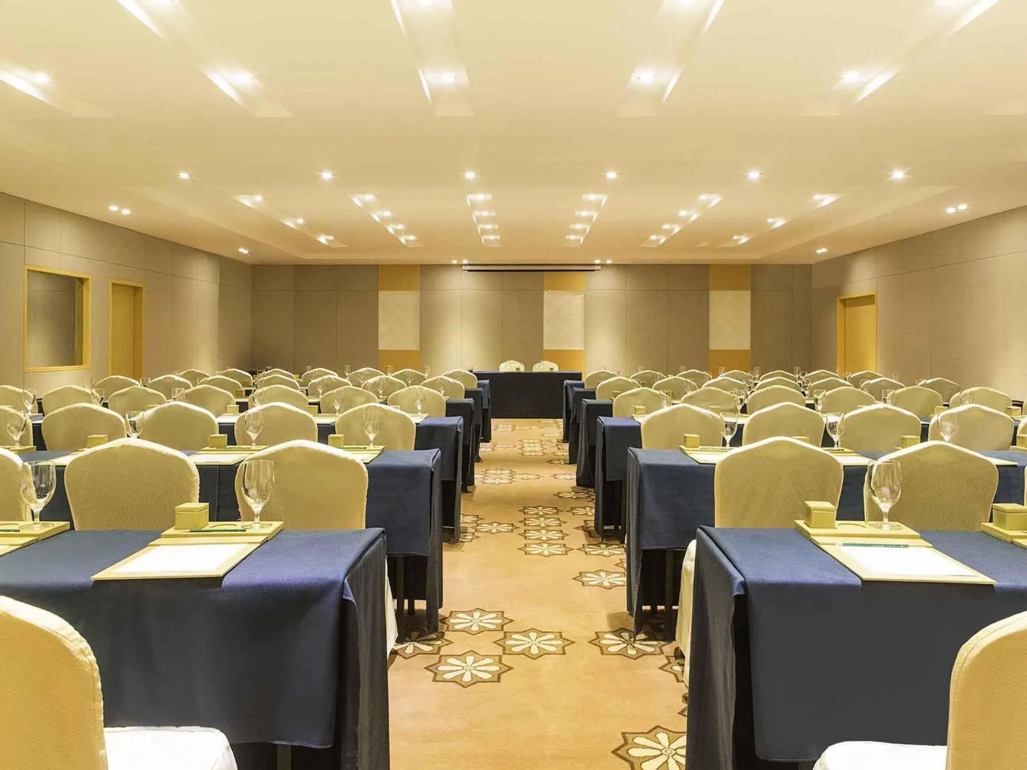 Meeting/conference room in Grand Mercure Hotel Hualing