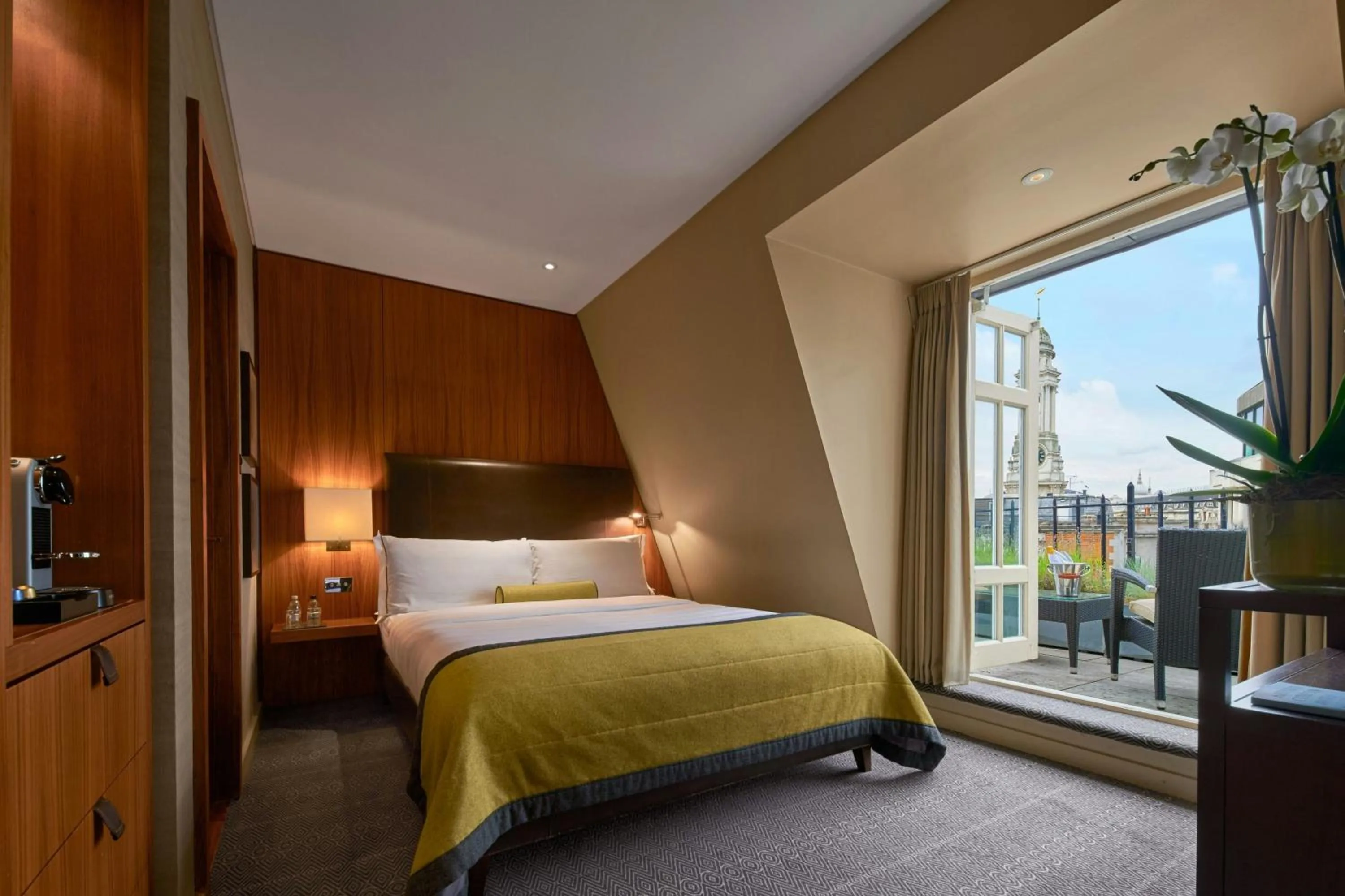 Photo of the whole room, Bed in Threadneedles, Autograph Collection