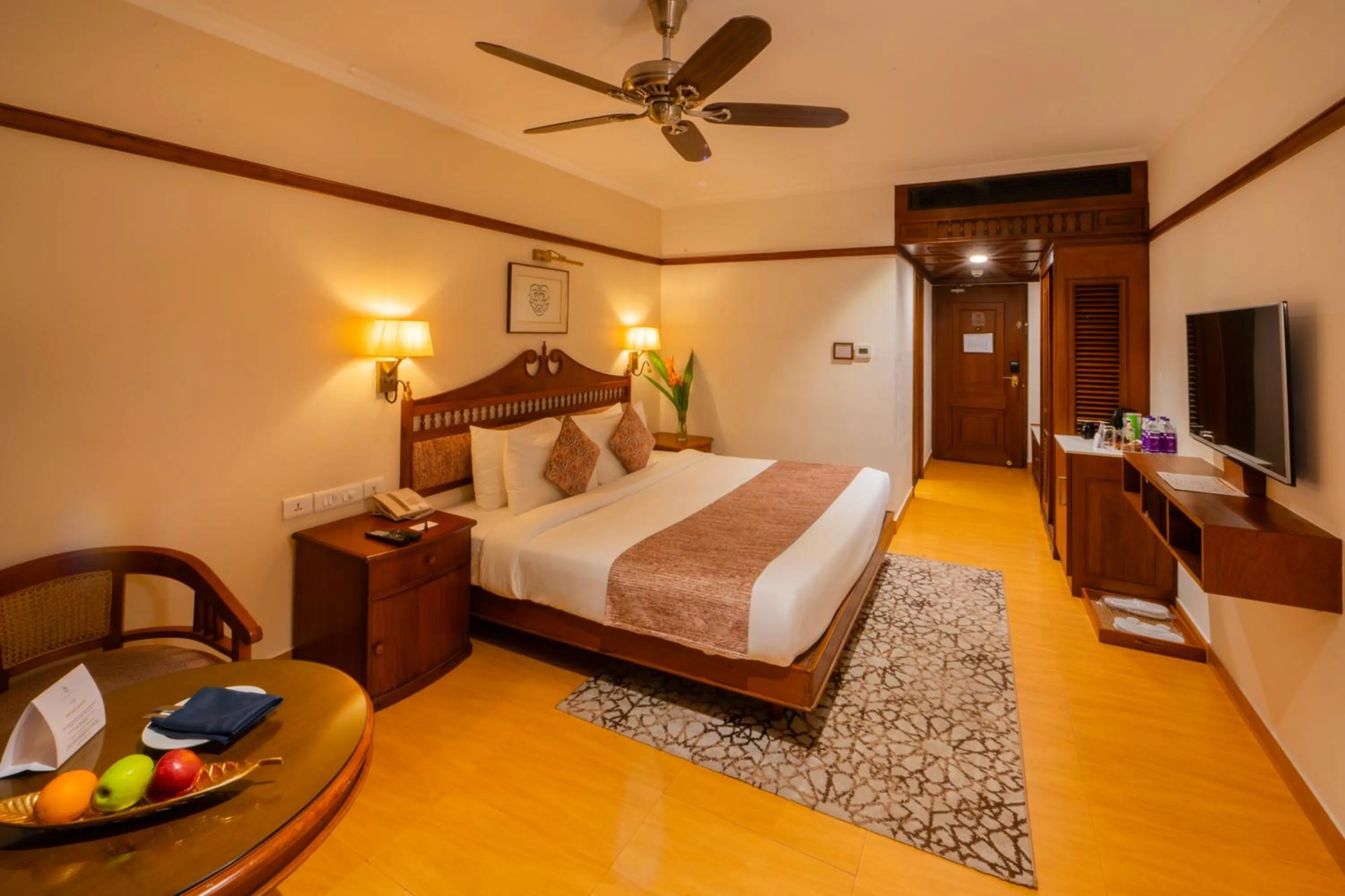 Photo of the whole room, Bed in The Raviz Kadavu, Kozhikode