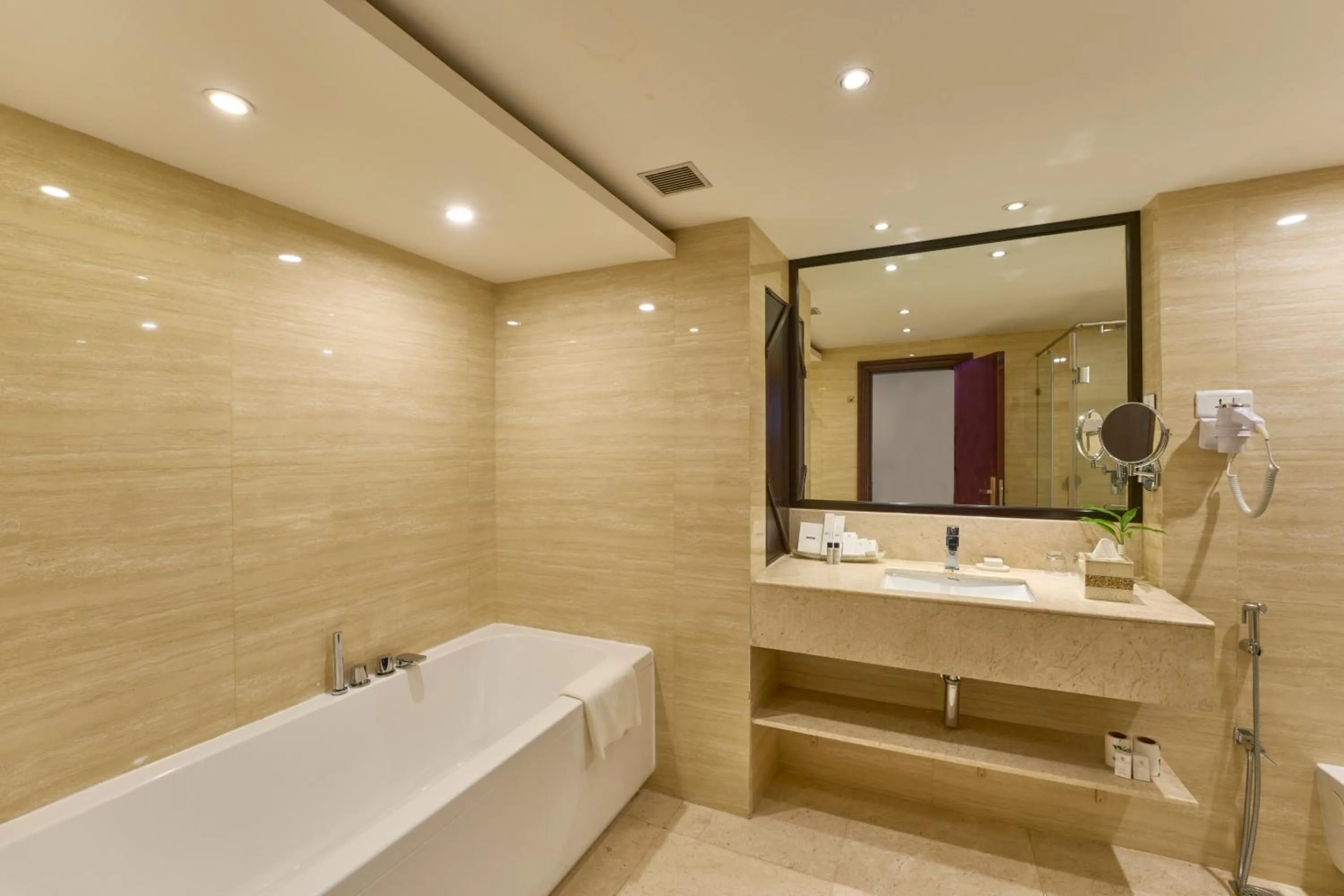 Bathroom in The Raviz Kadavu, Kozhikode