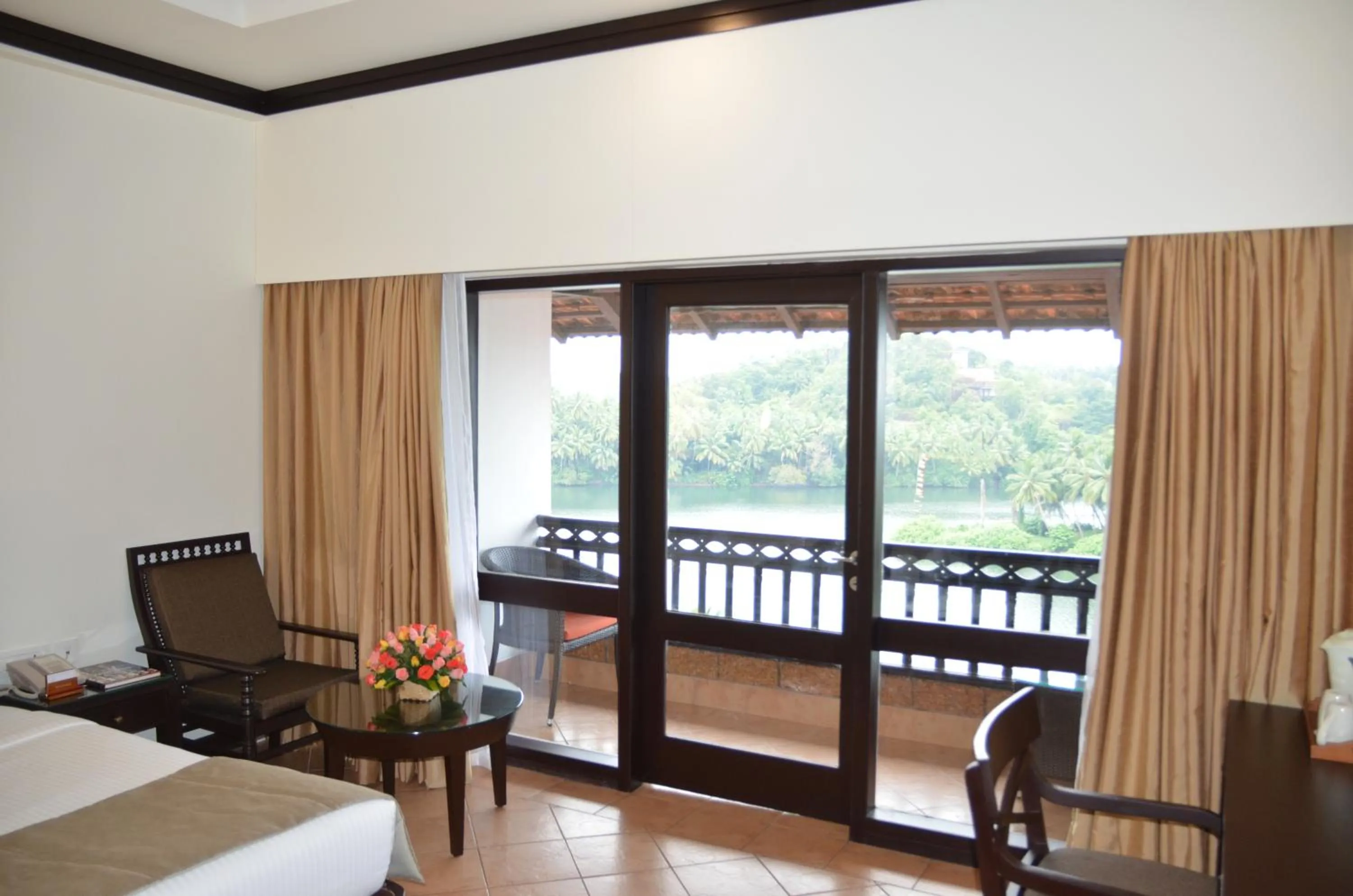 Seating area, Bed in The Raviz Kadavu, Kozhikode