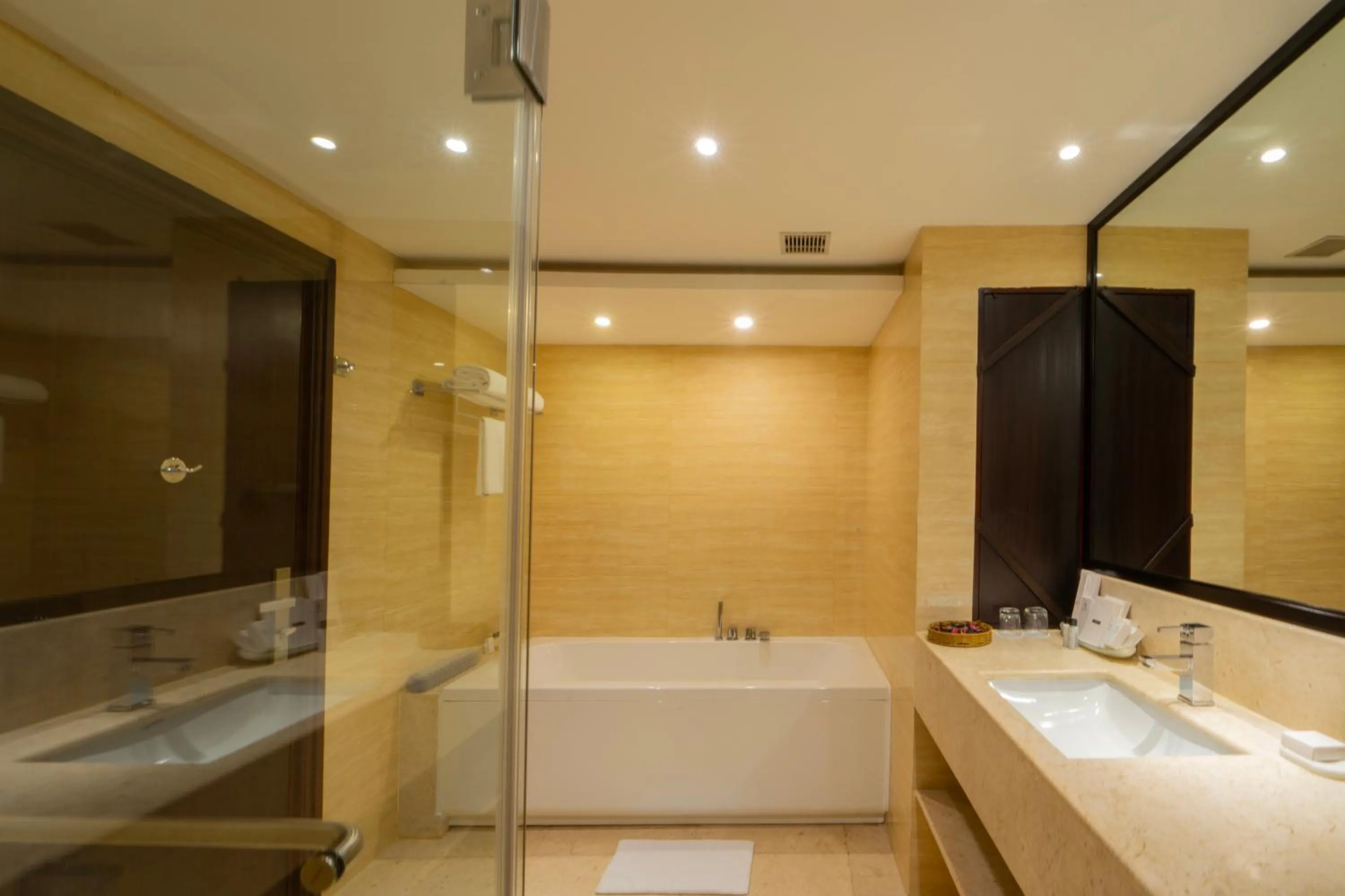 Bathroom in The Raviz Kadavu, Kozhikode