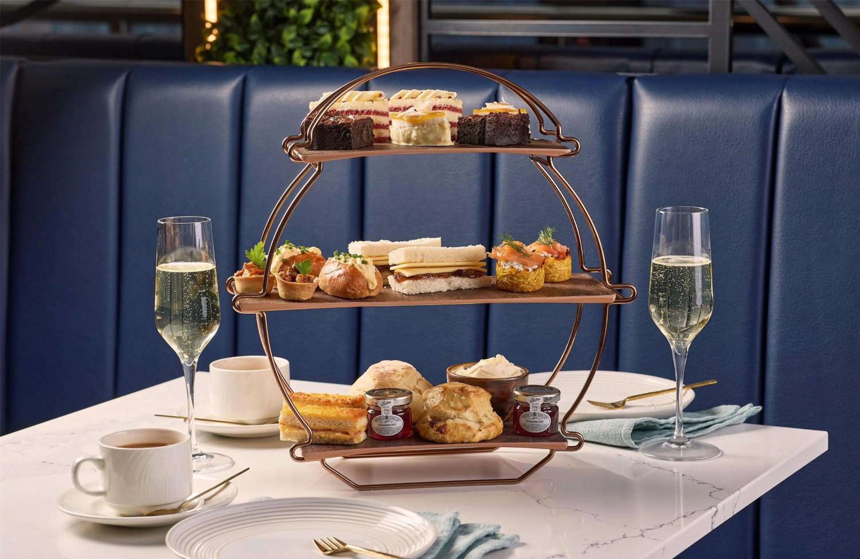 Dining area in Hilton Cobham