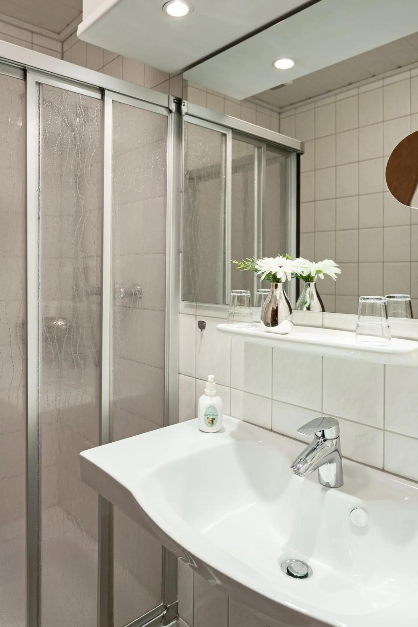 Shower in Hotel Mutter-Bahr