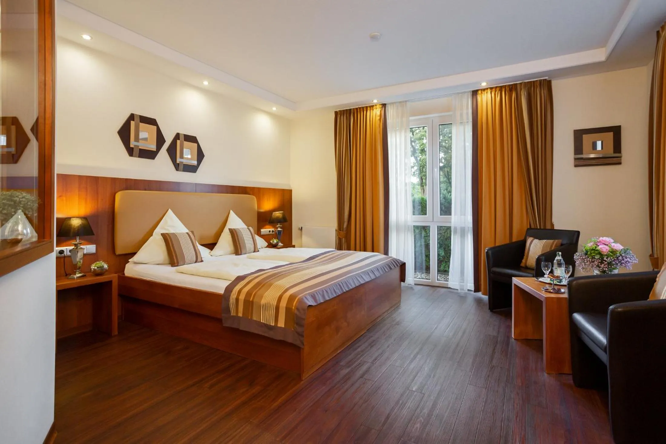 Shower, Bed in Hotel Mutter-Bahr