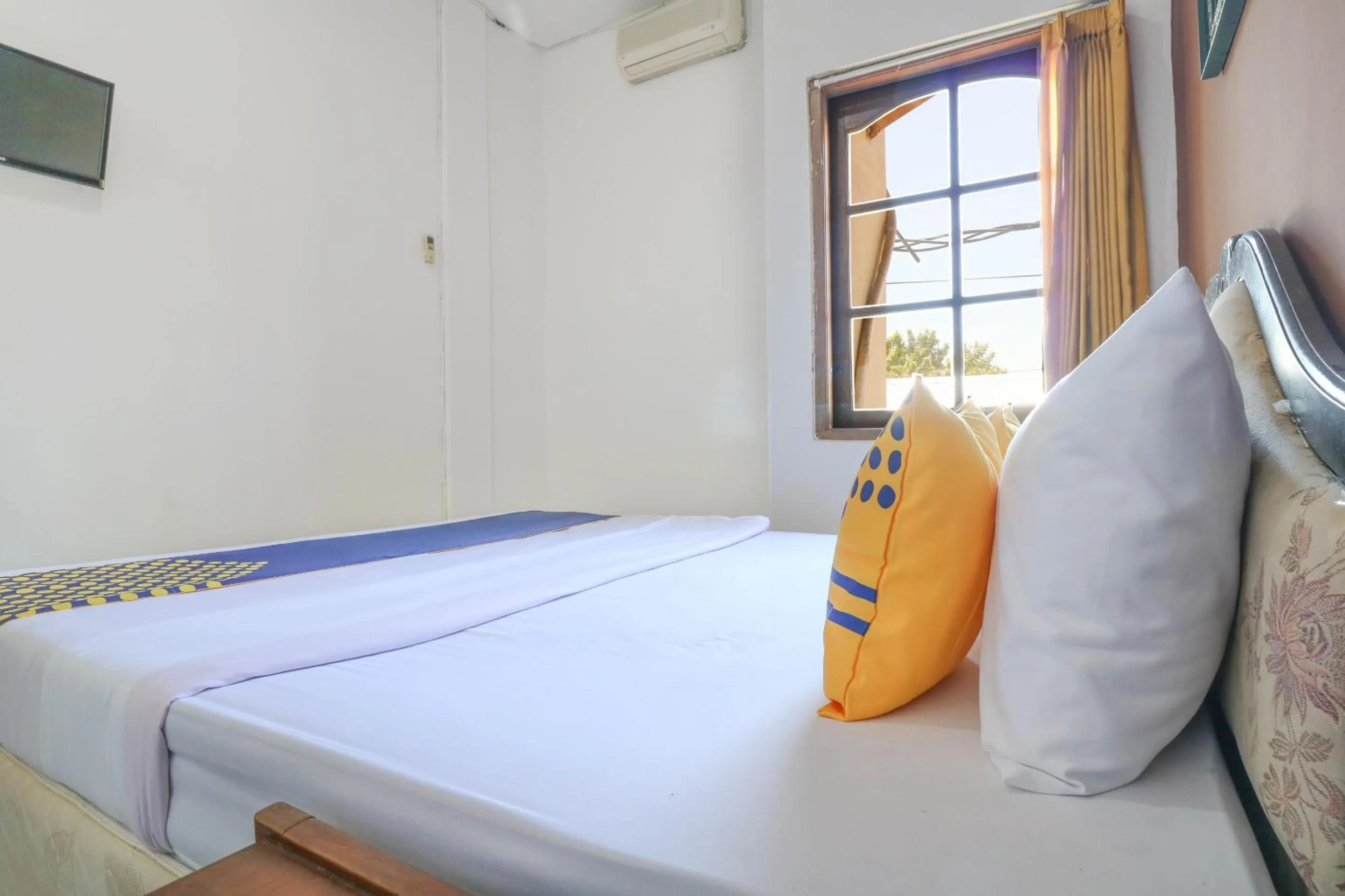 Bedroom in OYO 1927 Hotel Candra Adigraha