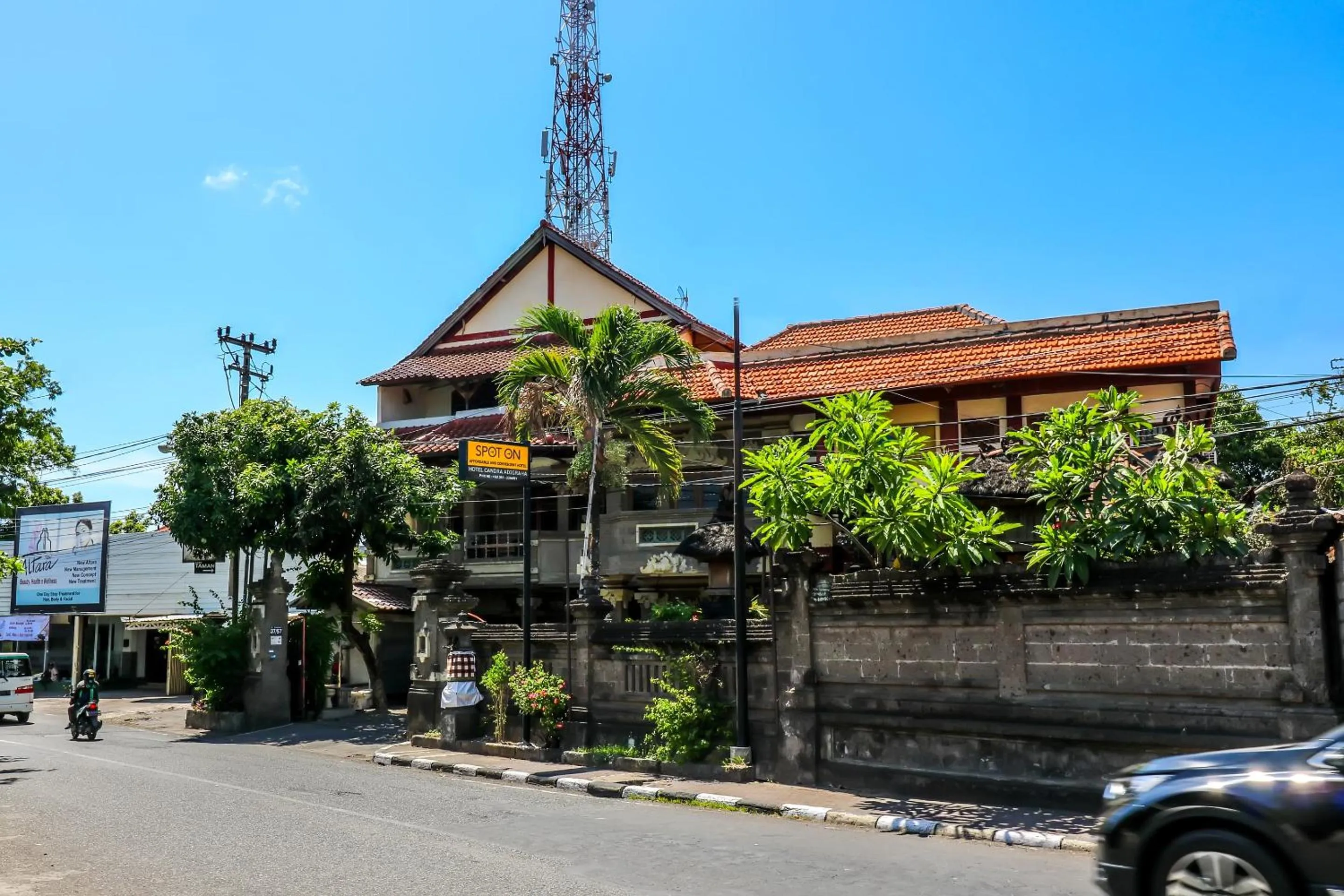 Facade/entrance in OYO 1927 Hotel Candra Adigraha
