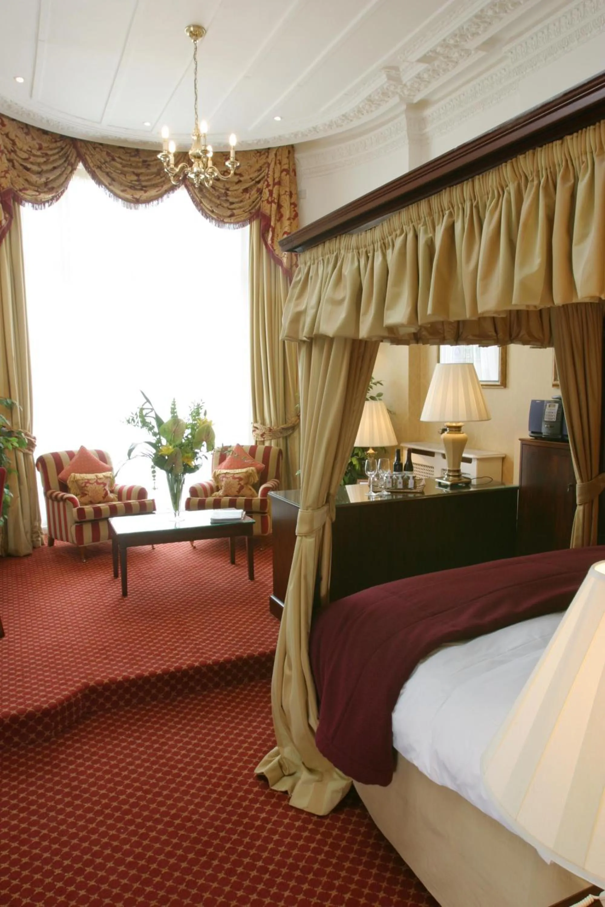 Seating area, Bed in The Colonnade