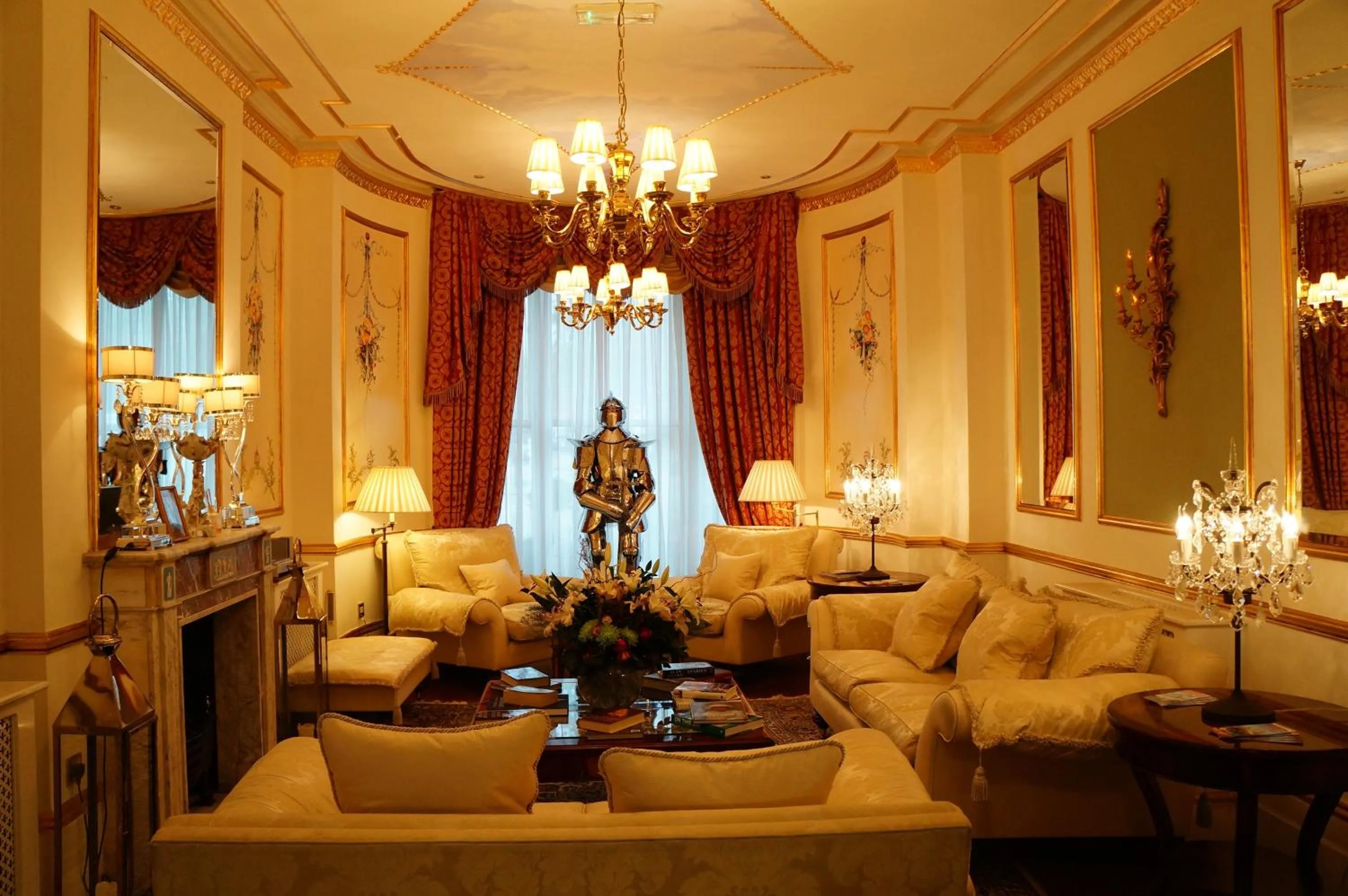 Lounge or bar in The Colonnade