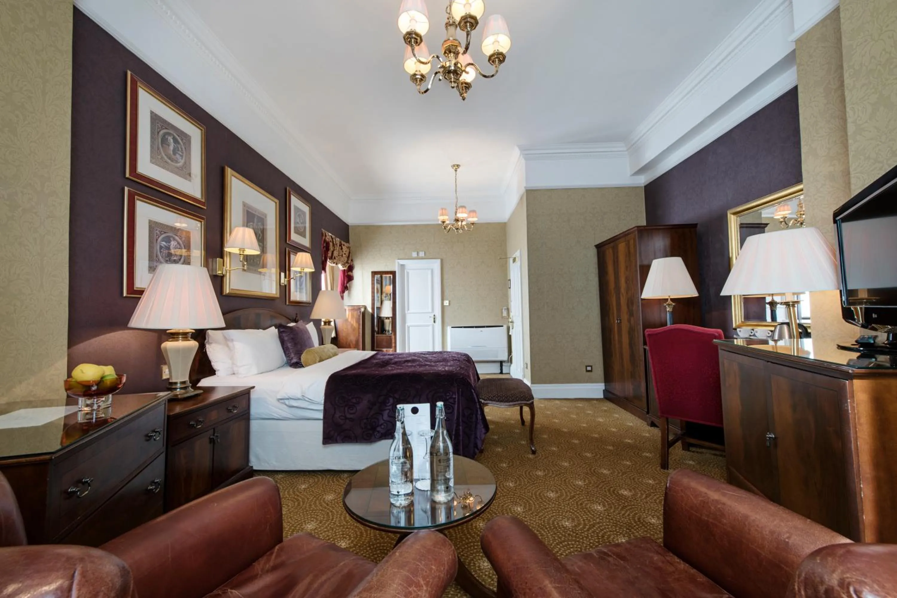 Photo of the whole room, Bed in The Colonnade