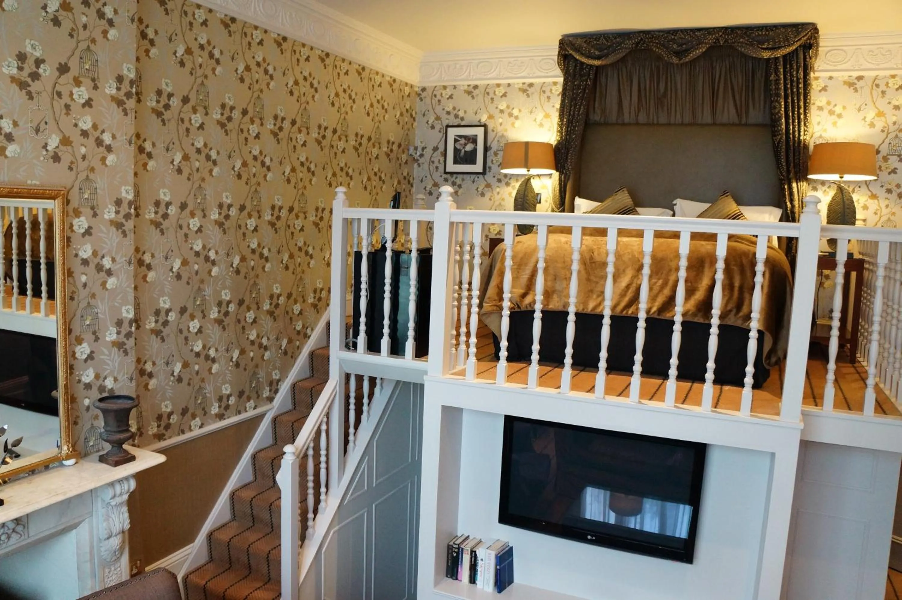 Photo of the whole room, Bed in The Colonnade