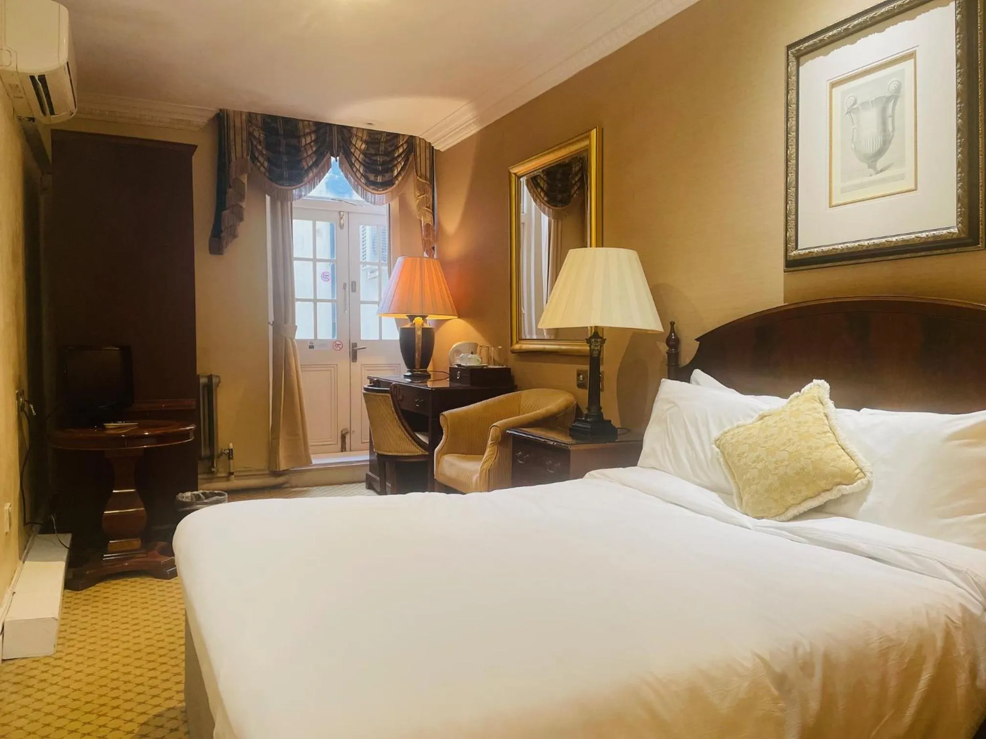 Photo of the whole room, Bed in The Colonnade