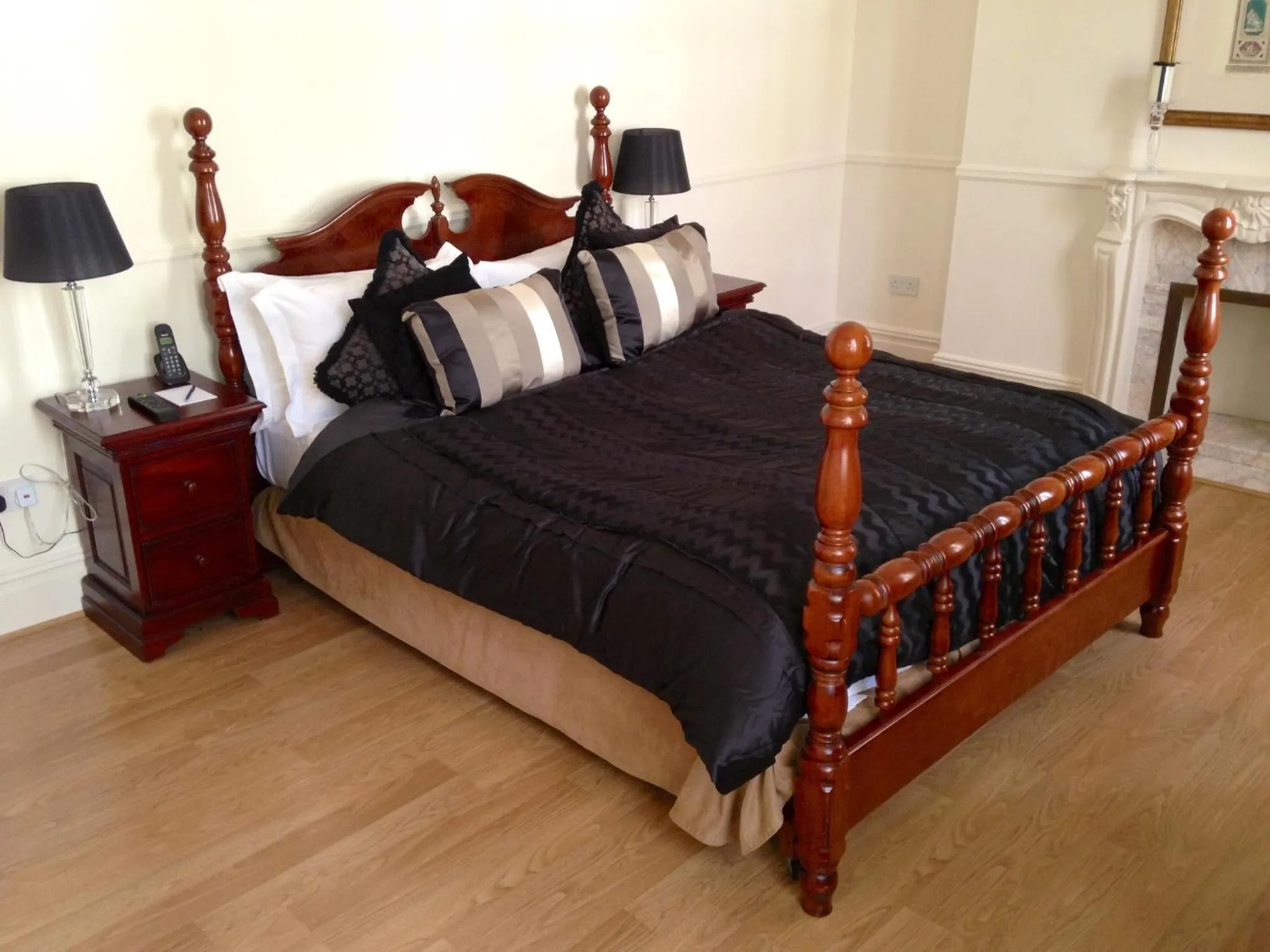 Bedroom, Bed in The Colonnade