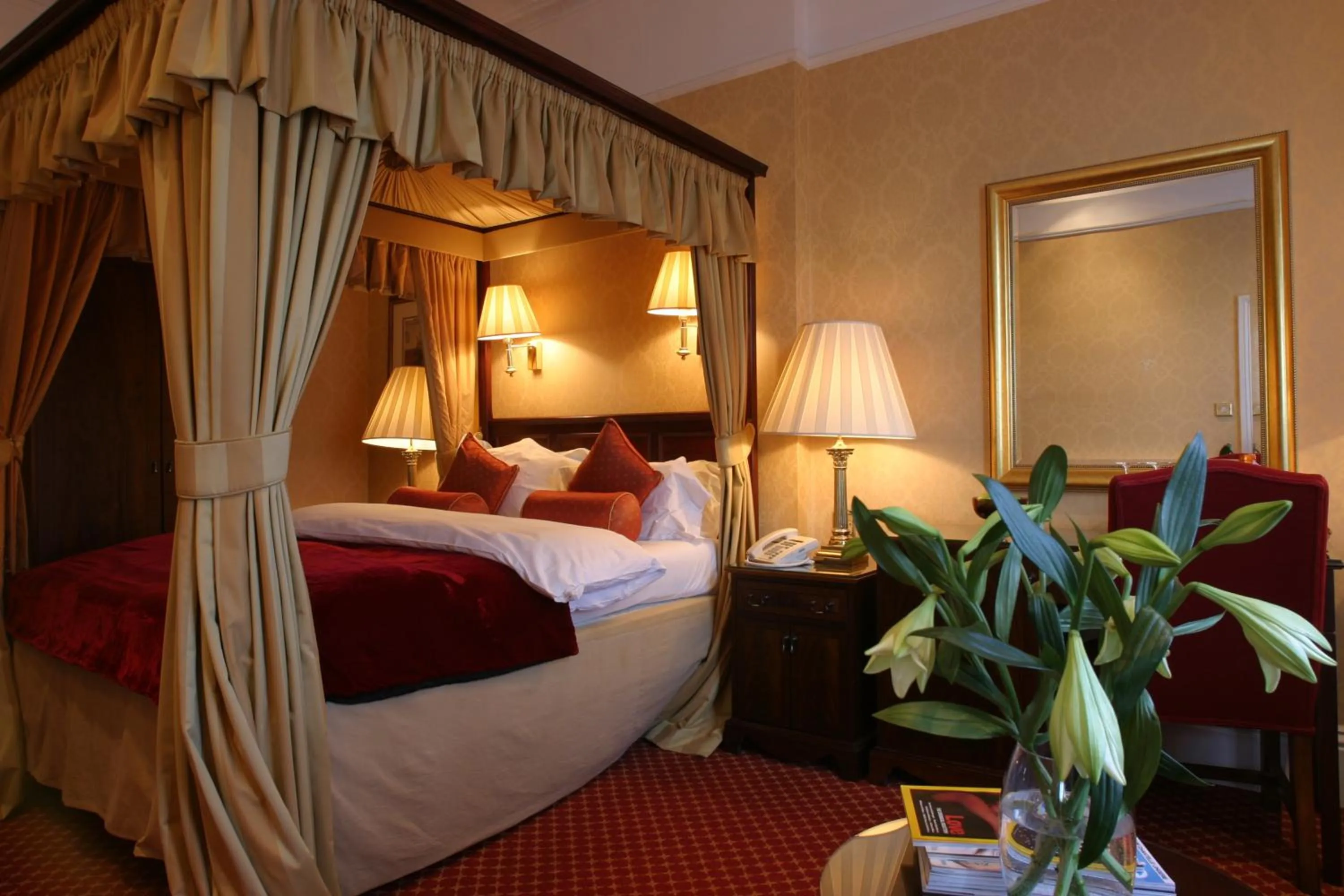 Bedroom, Bed in The Colonnade