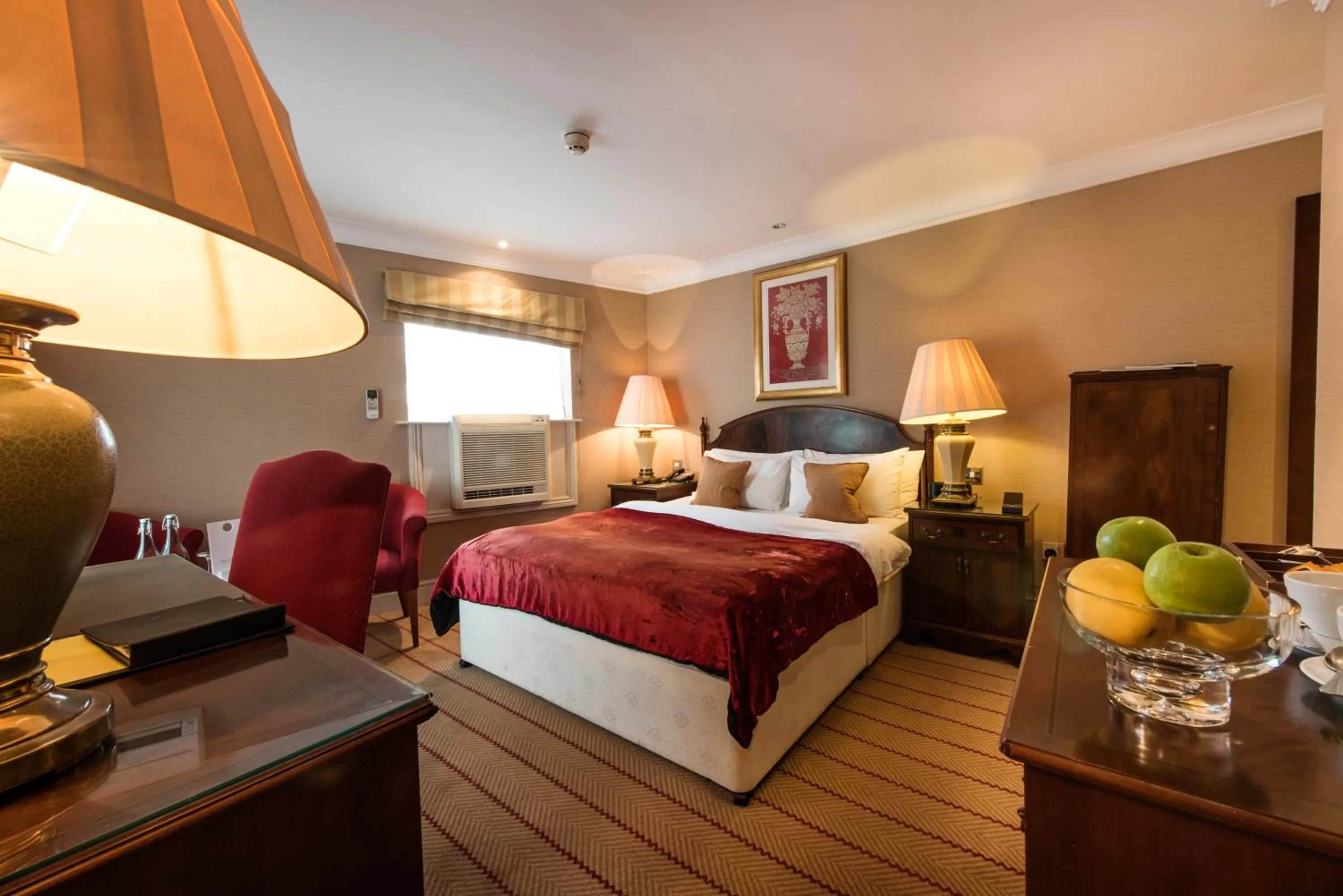 Photo of the whole room, Bed in The Colonnade