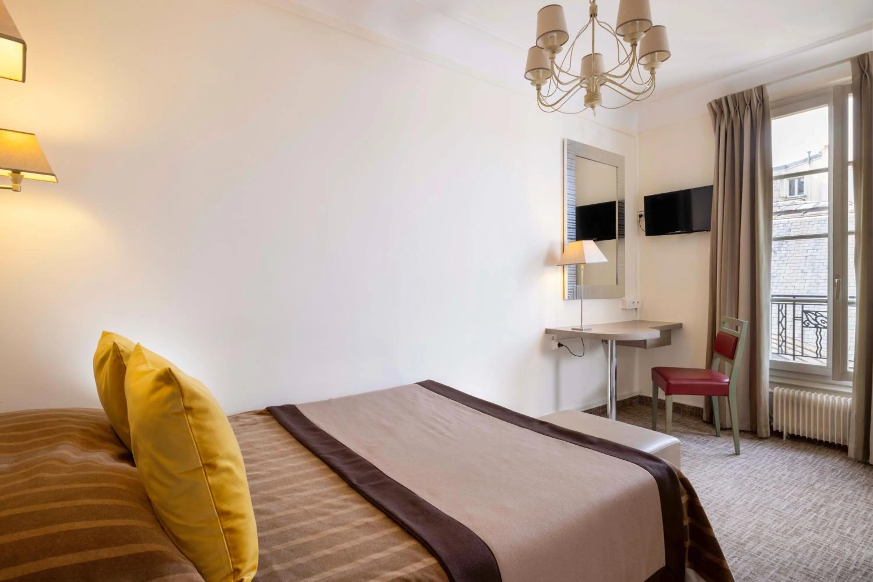 Photo of the whole room, Bed in Hôtel Saint Pierre