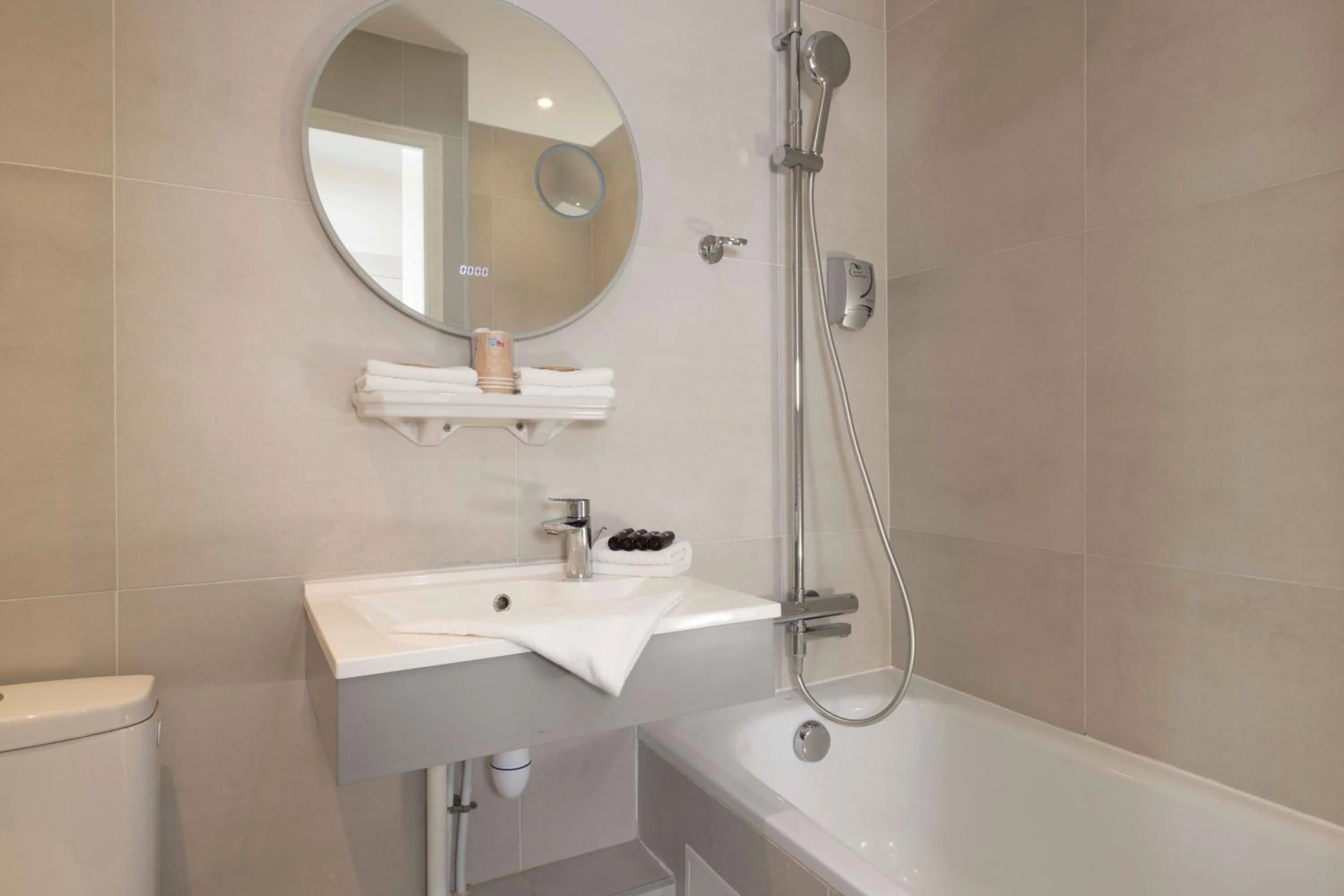 Bathroom in Hôtel Saint Pierre