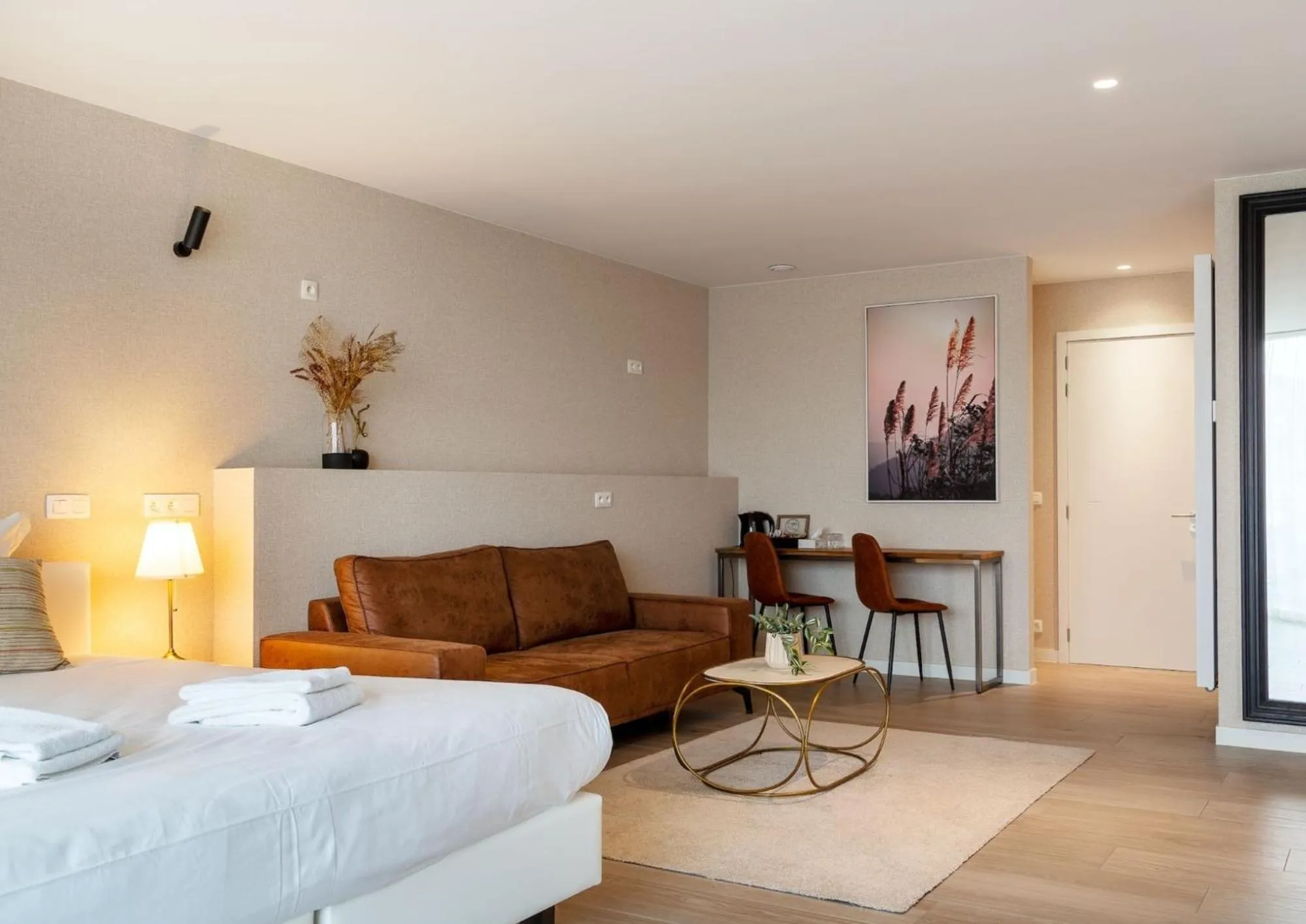 Seating area in Hotel Acropolis " Op het sportiefste park van de kust "