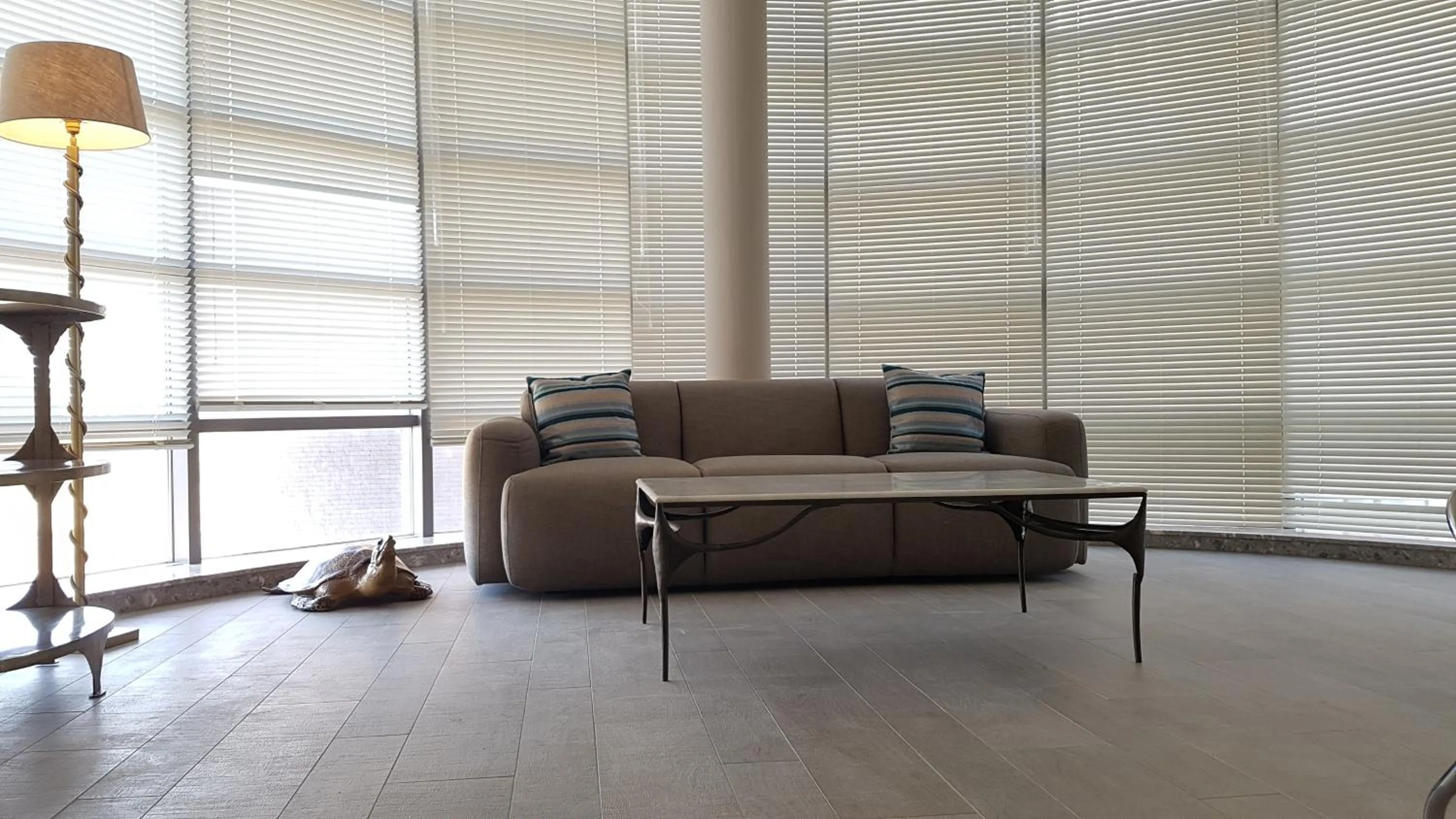 Seating area in Hotel Acropolis " Op het sportiefste park van de kust "