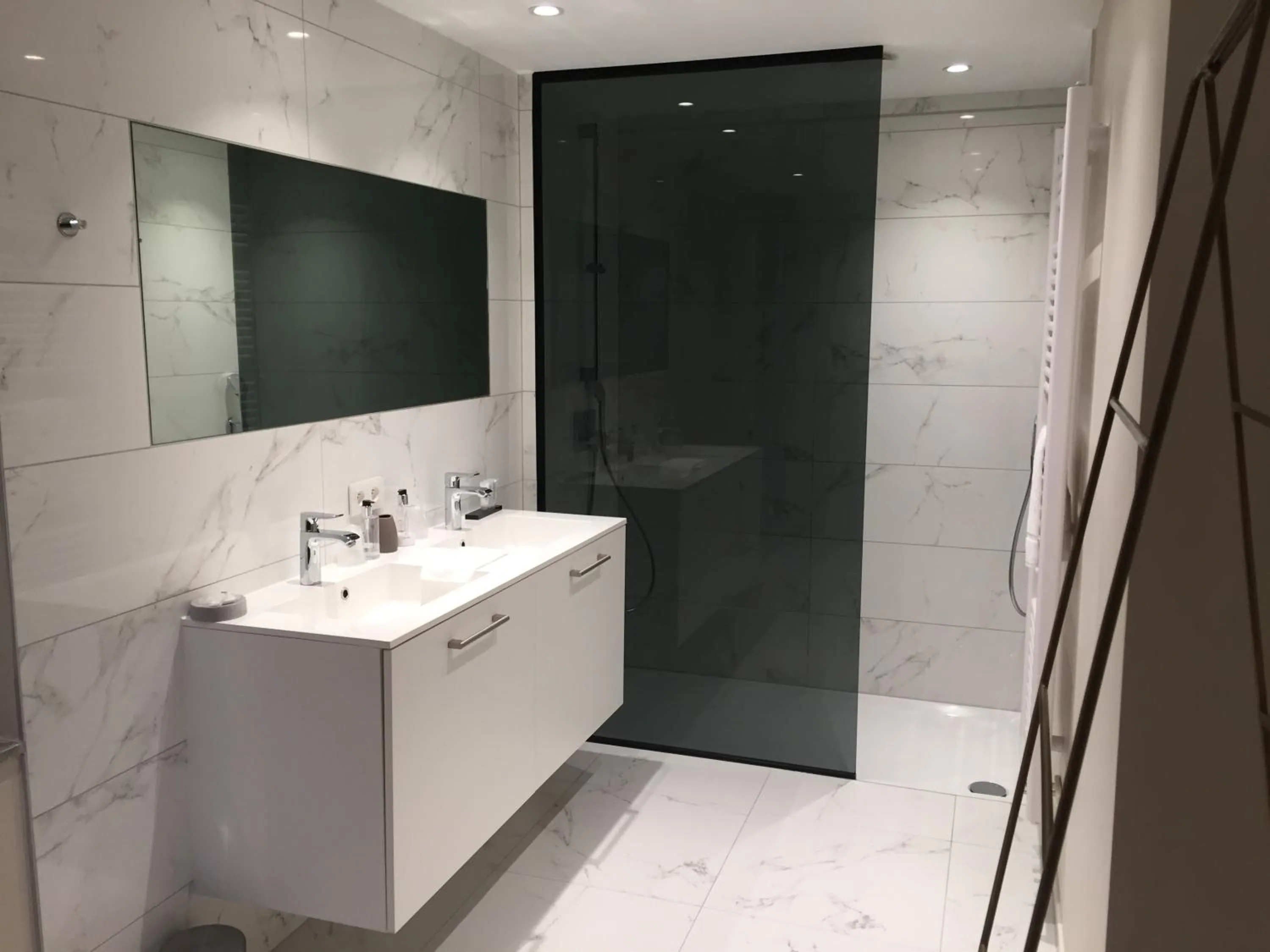 Bathroom in Hotel Acropolis " Op het sportiefste park van de kust "