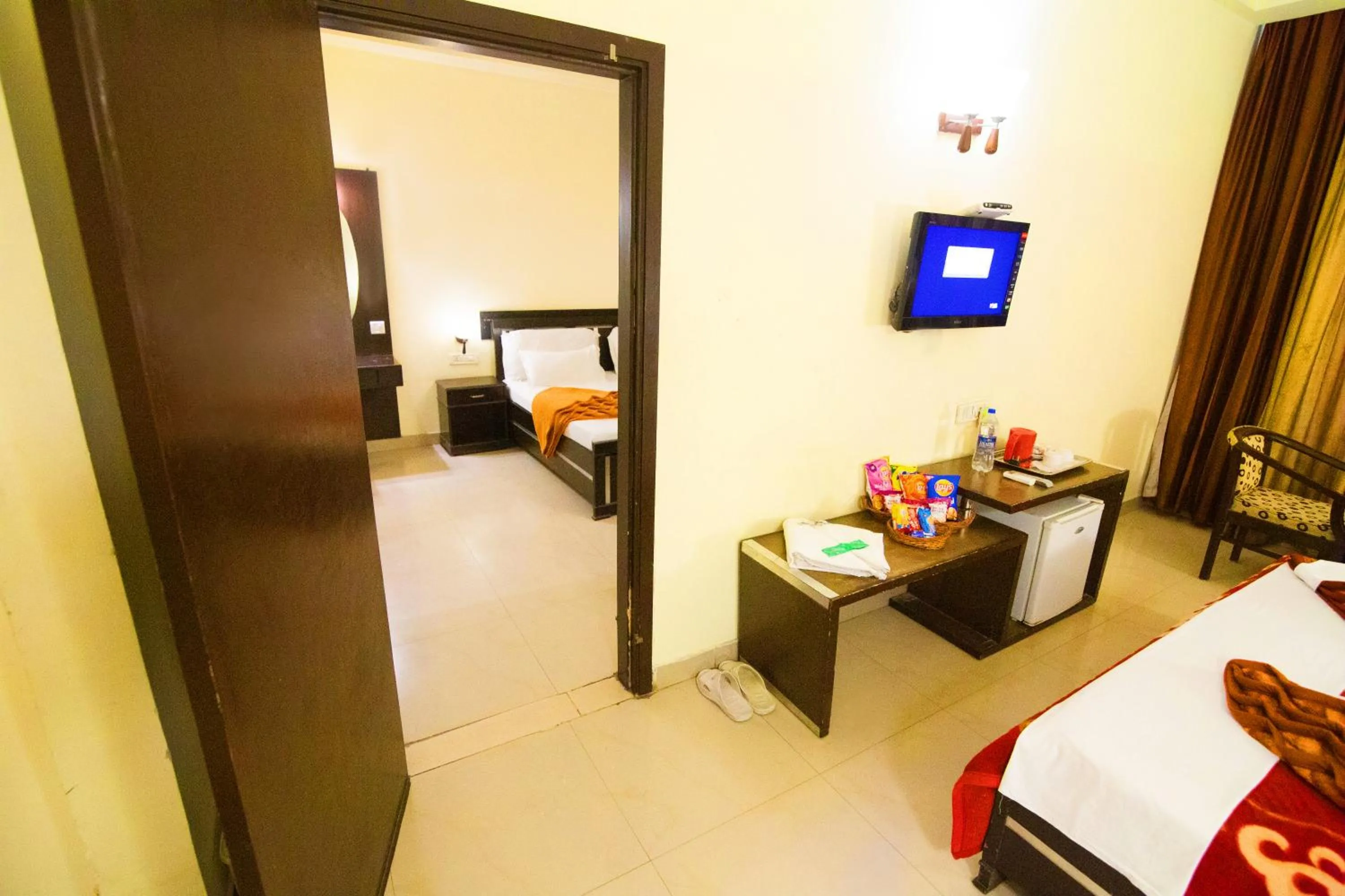 Communal lounge/ TV room, Bed in Hotel Hong Kong Inn