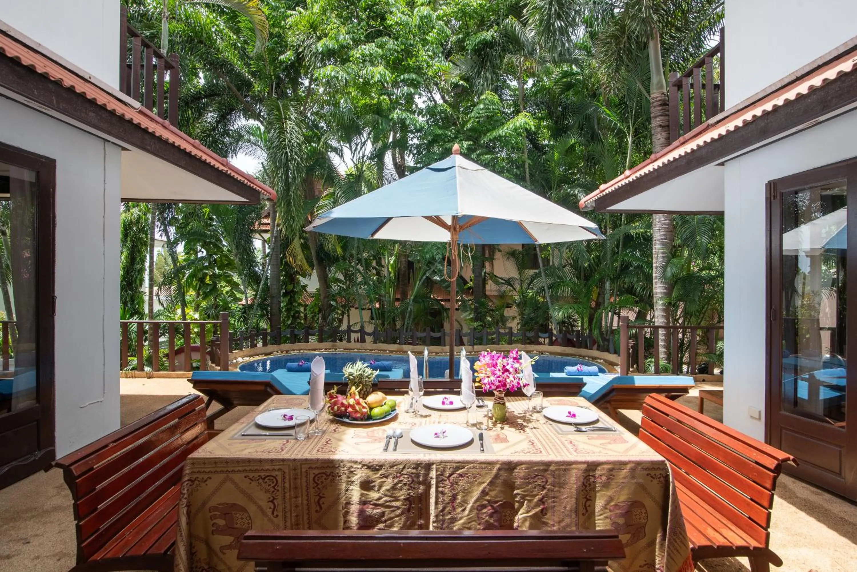 Food and drinks in Paradise Island Estate