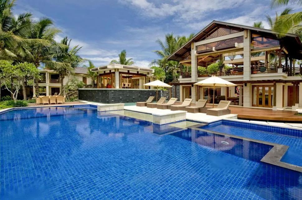Swimming pool in Paradise Island Estate