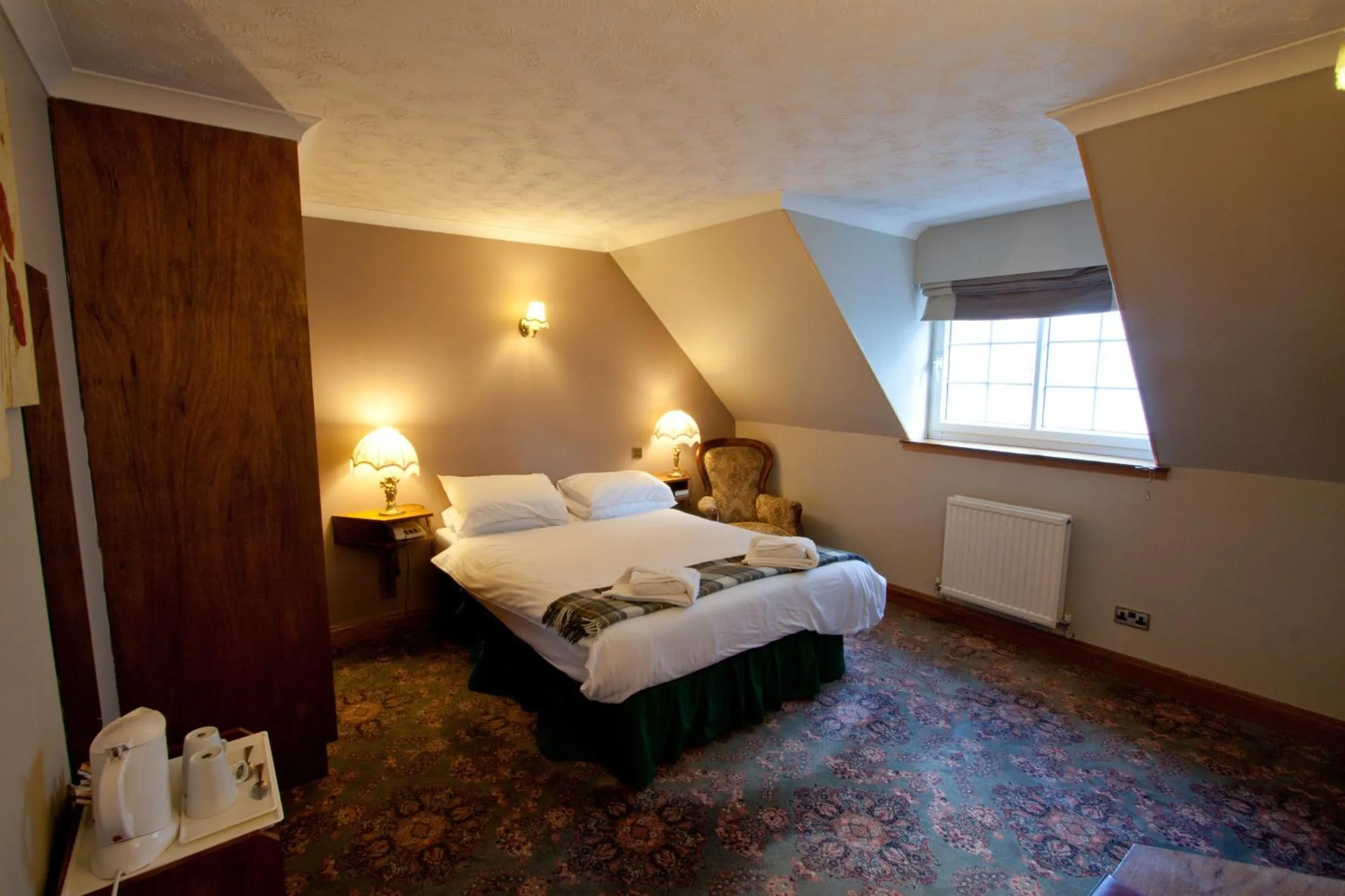 Bedroom, Bed in Duke Of Gordon Hotel