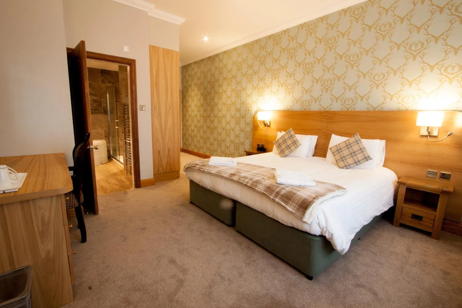 Bedroom, Bed in Duke Of Gordon Hotel