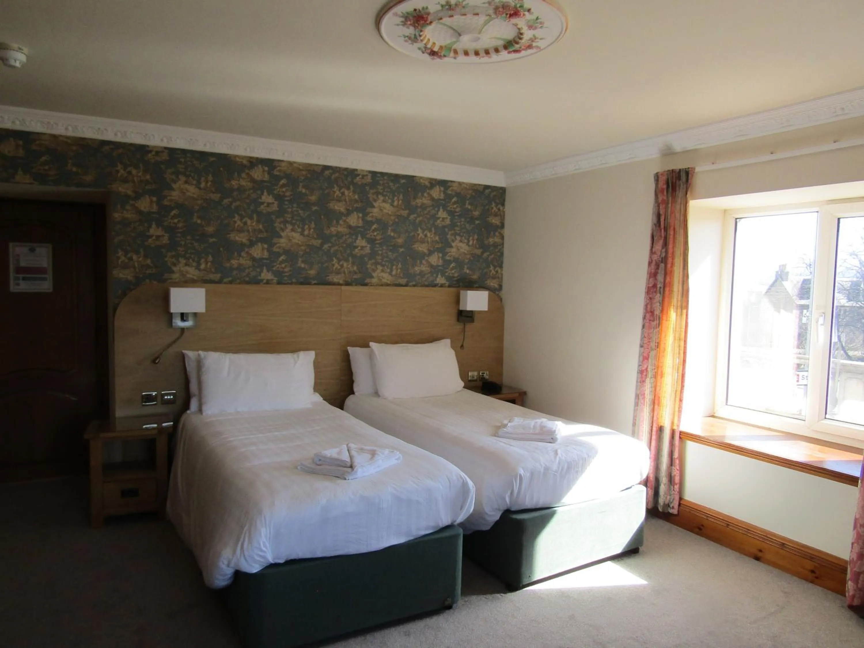 Bedroom, Bed in Duke Of Gordon Hotel