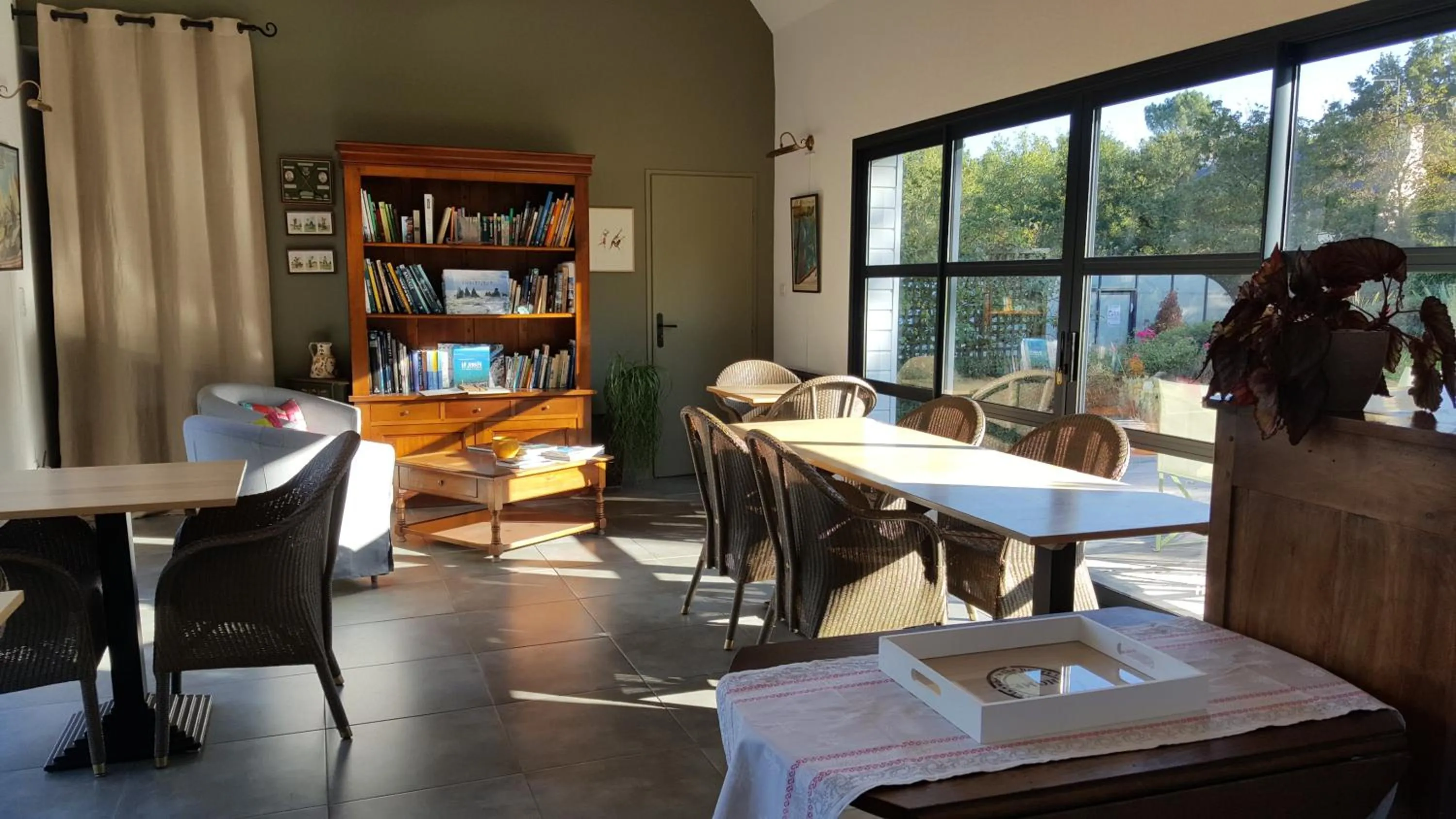 Dining area in l'Arbre Voyageur